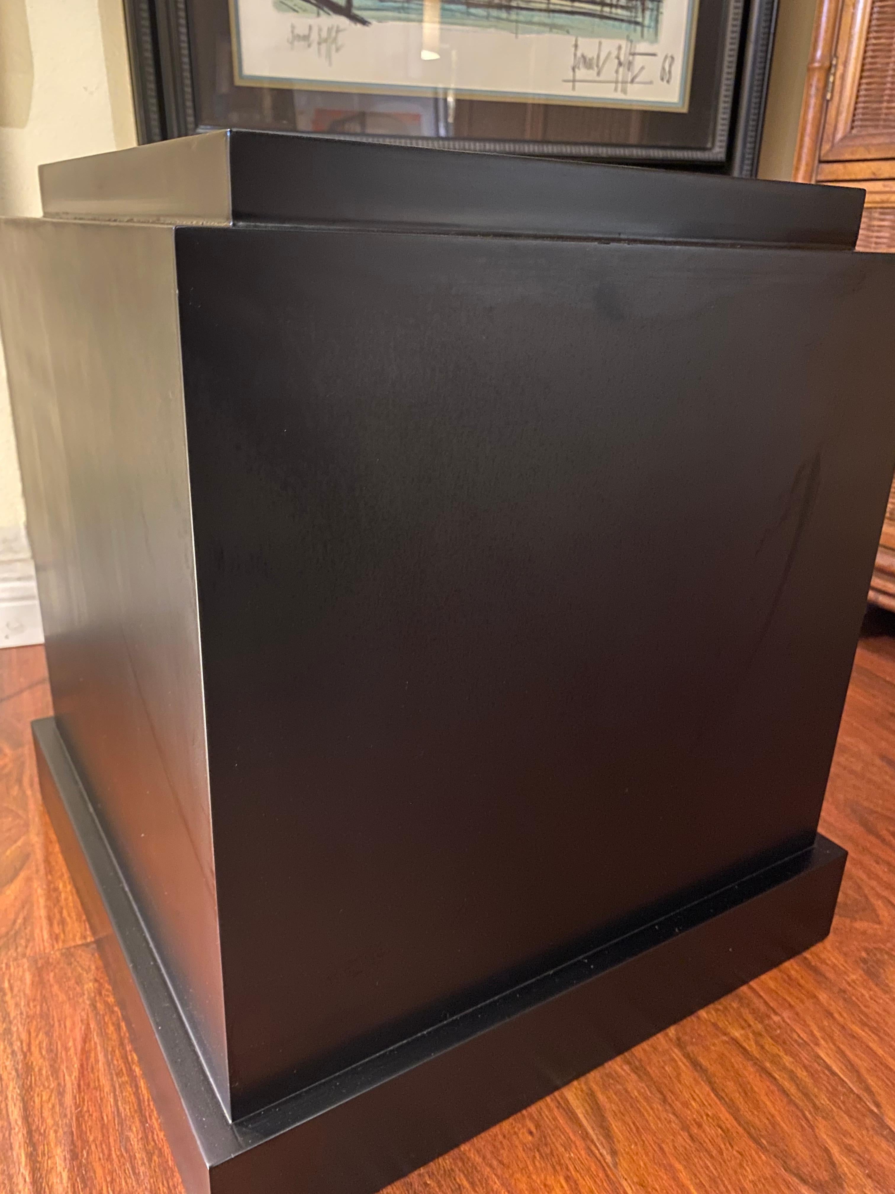 Pedestal bajo cuadrado lacado negro moderno de mediados de siglo en Bueno estado para la venta en Pasadena, CA