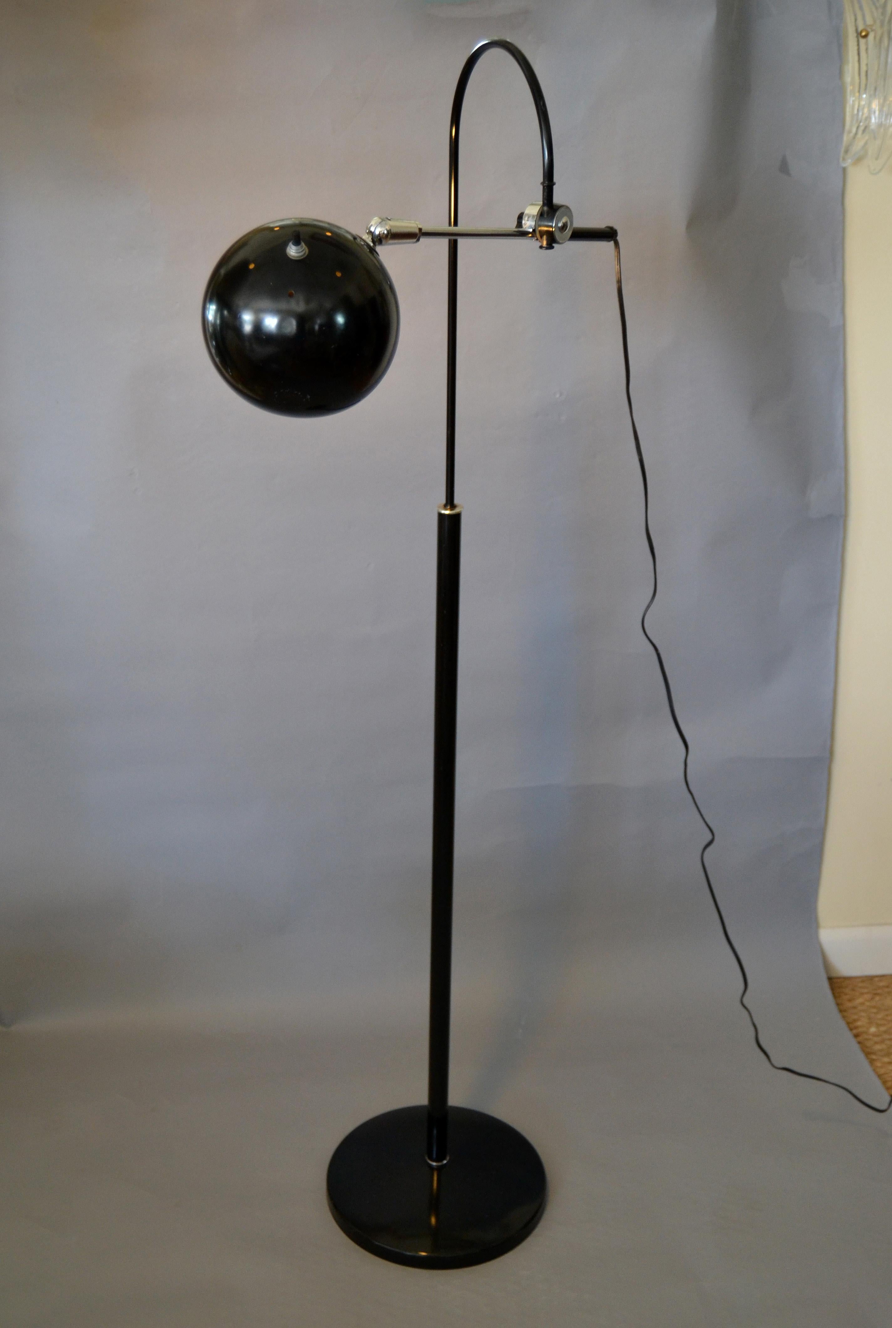 Mid-Century Modern Black Metal Floor Lamp with Adjustable Arm & Round Ball Shade In Good Condition In Miami, FL