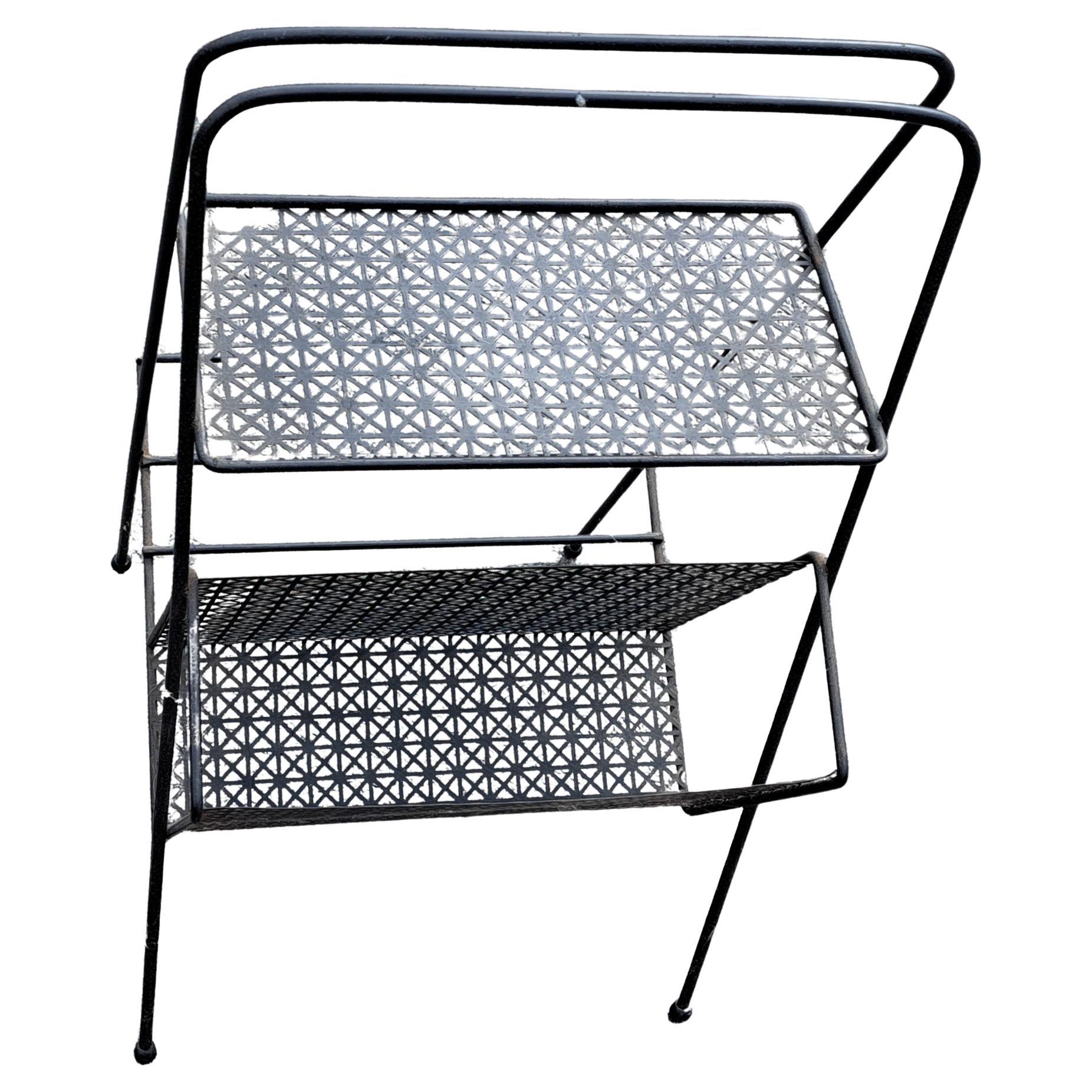 Portariviste/supporto per dischi asimmetrico in metallo nero, Vintage Mid-Century Modern. L'altezza del tavolo di 18,9 pollici lo rende utilizzabile come tavolino. 
