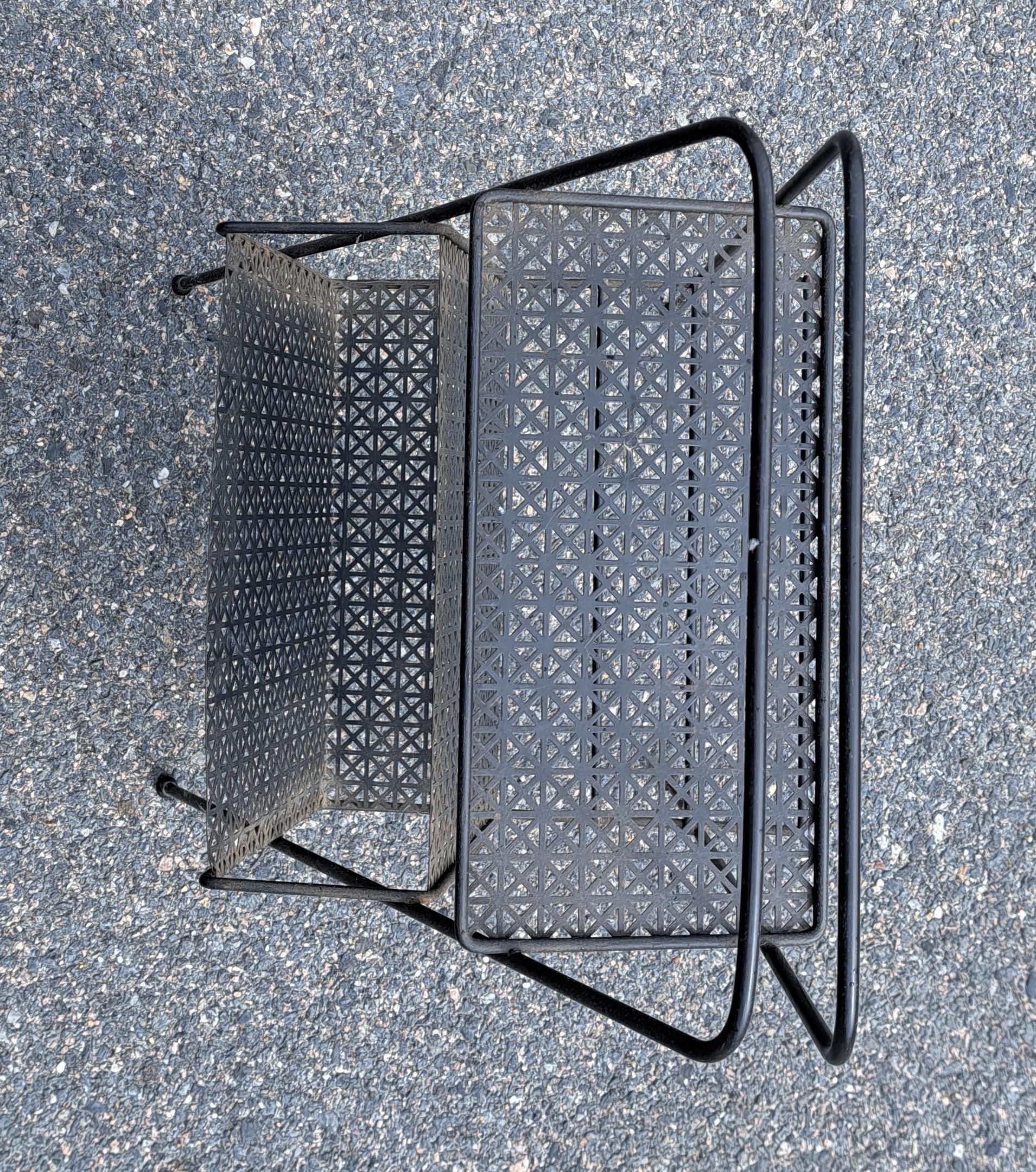 Mid-Century moderno Rivista in metallo nero moderna di metà secolo  Rack / Portadischi in vendita