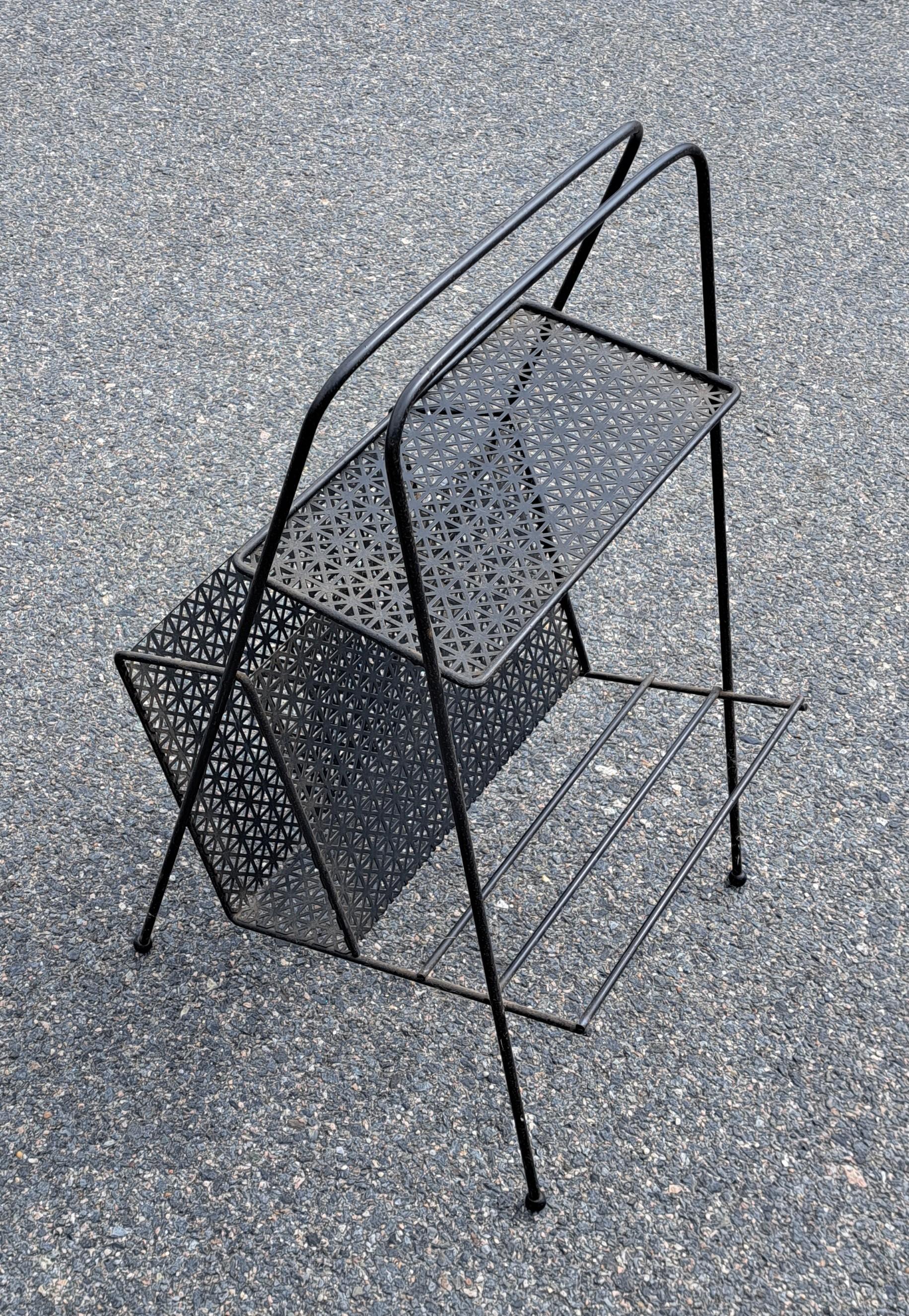 Americano Rivista in metallo nero moderna di metà secolo  Rack / Portadischi in vendita