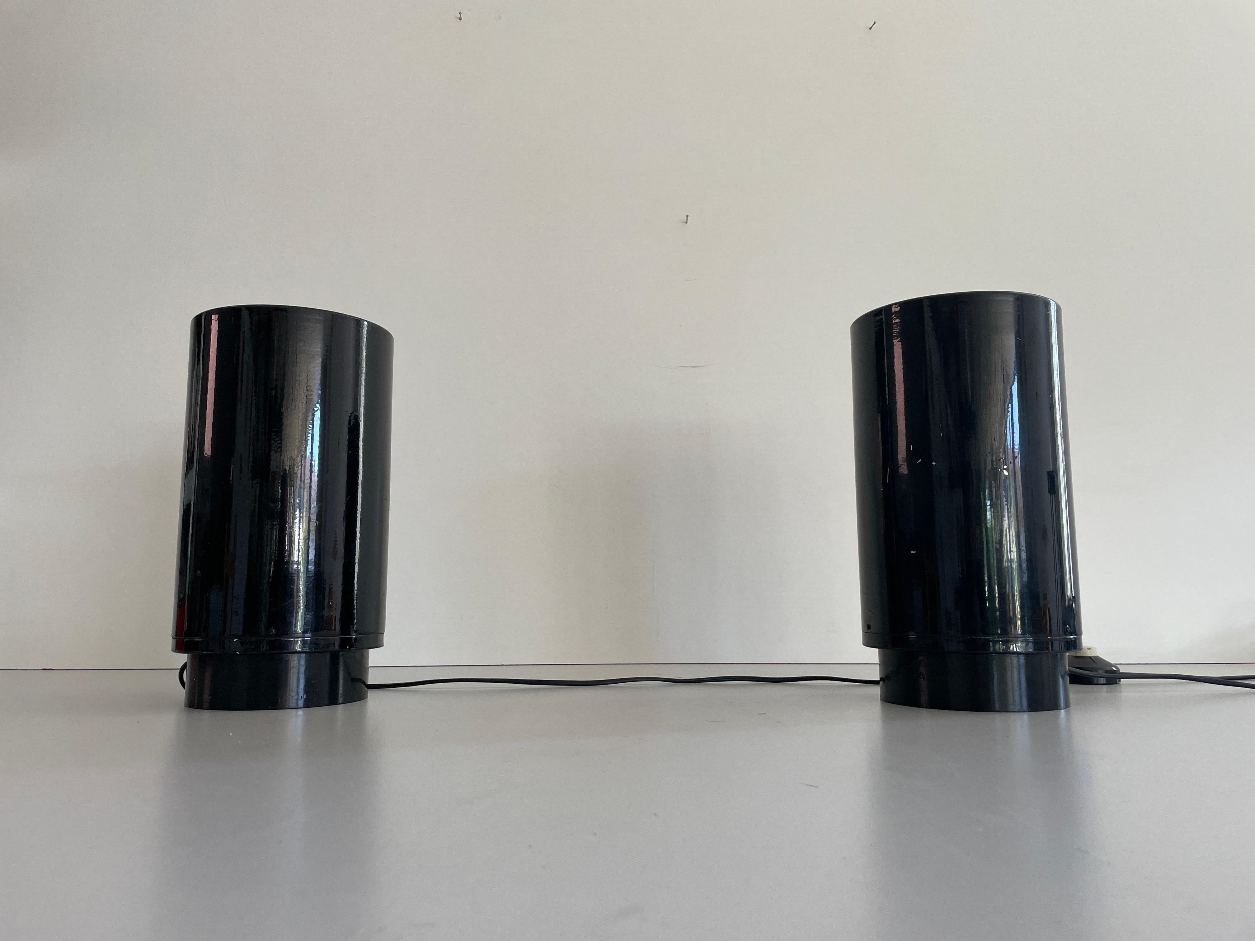 Mid-Century Modern Black Metal Pair of Table Lamps, 1960s, Italy

Lampa in very good vintage condition.

This lamp works with E27 light bulb 
Wired and suitable to use with 220V and 110V for all countries.

Measurements:
Height: 30,5 cm
Diameter :