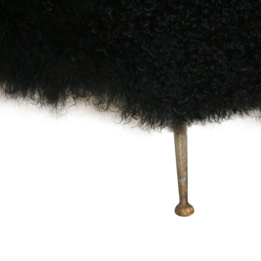 Italiano Sgabello moderno di metà secolo in bronzo e capra mongola nera, anni '50 in vendita