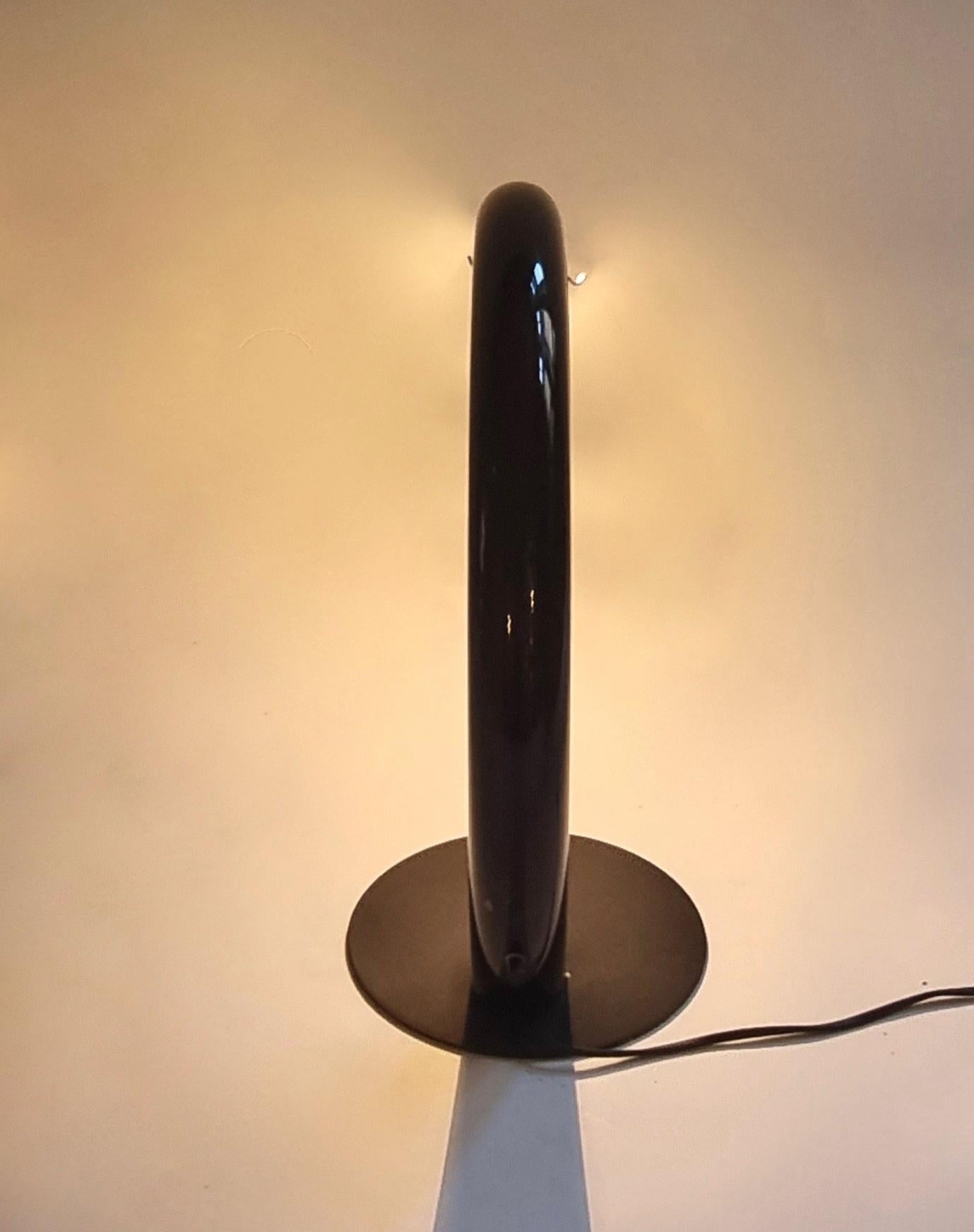 Dans cette annonce, vous trouverez une magnifique et extrêmement rare lampe de table moderne du milieu du siècle par AVMazzega. La lampe est dotée d'une base en métal et d'un abat-jour en arc de cercle en verre de Murano noir. Son design minimaliste