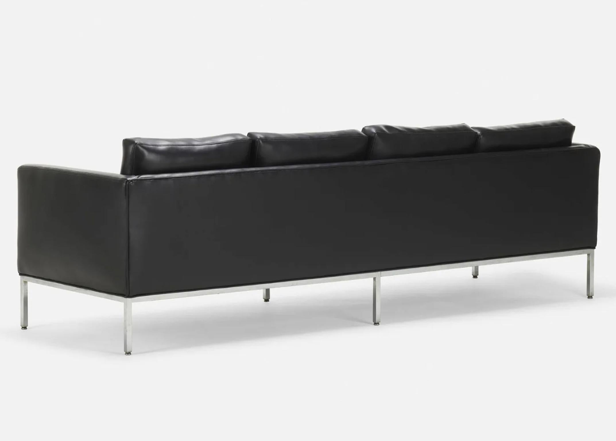 Modernes schwarzes Naugahyde-Kunstleder-Sofa aus der Mitte des Jahrhunderts mit Chrom (Moderne der Mitte des Jahrhunderts) im Angebot