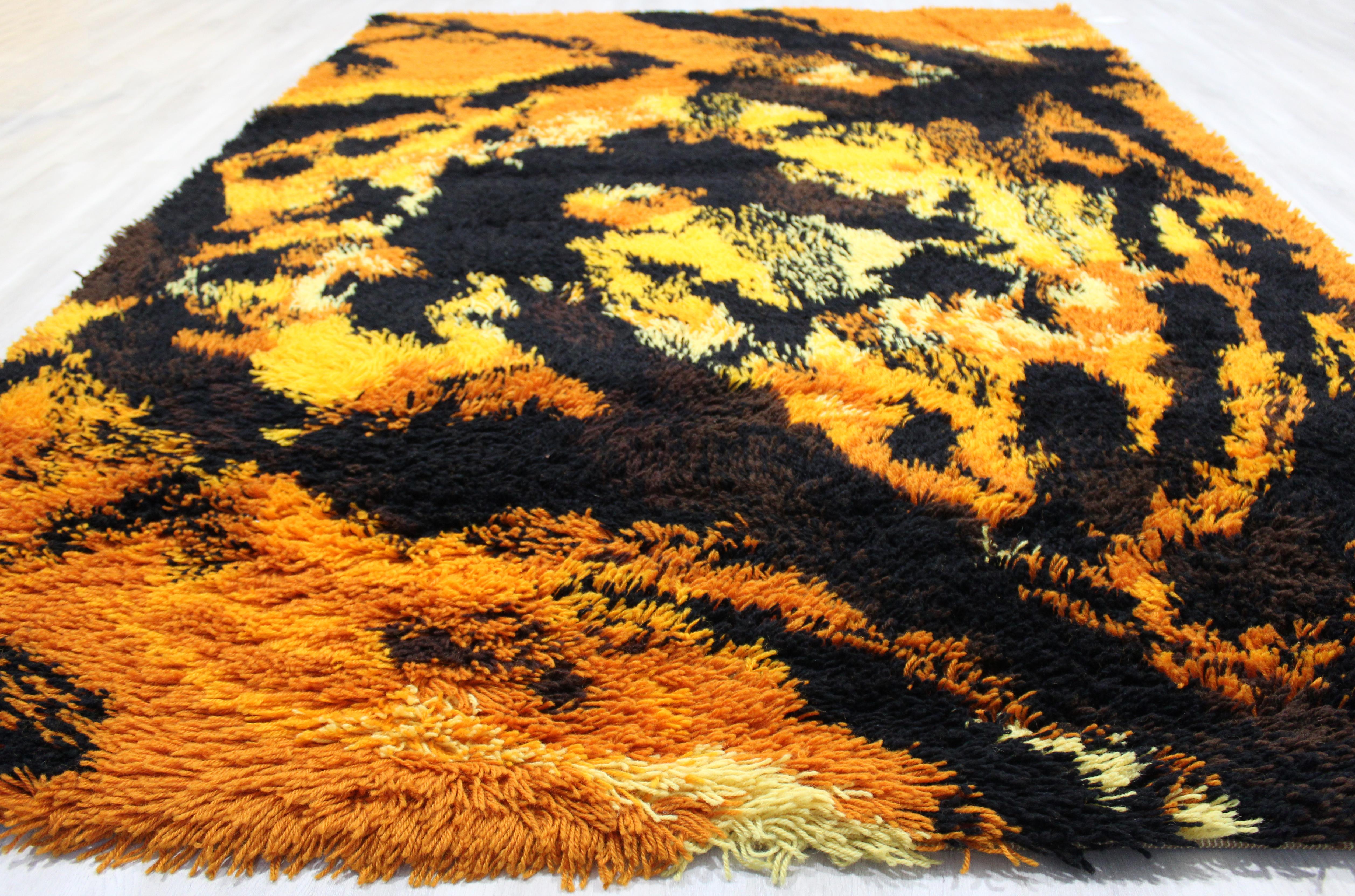 Mid-Century Modern Black & Orange Rya Wool Shag Area Rug Carpet, 1970s, England In Good Condition In Keego Harbor, MI