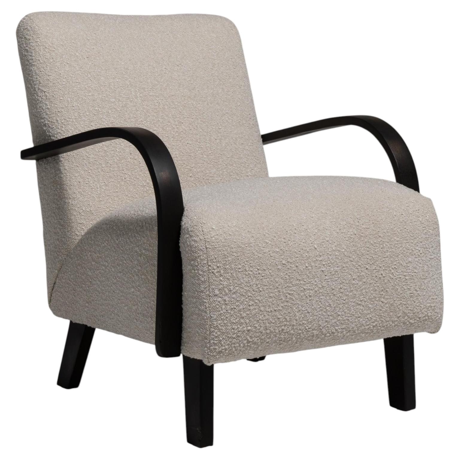 Sillón de estilo «Mid-Century Modern» con pátina negra y tapizado de bouclé, República Checa
