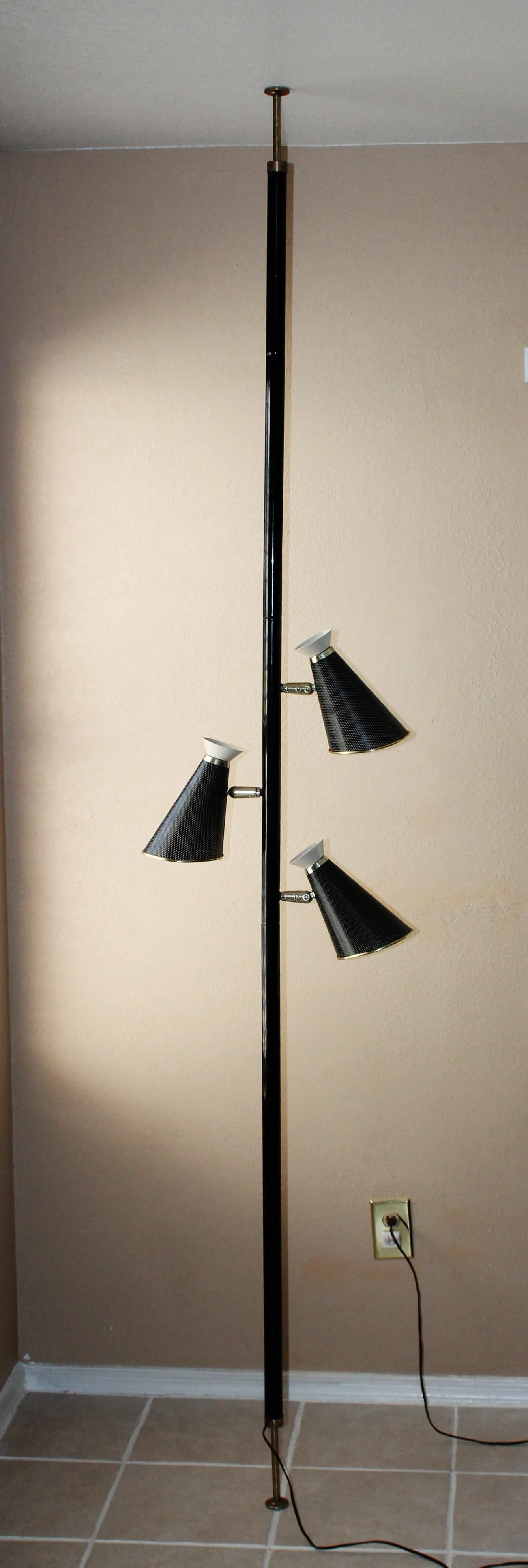 Tension outlet floor lamp