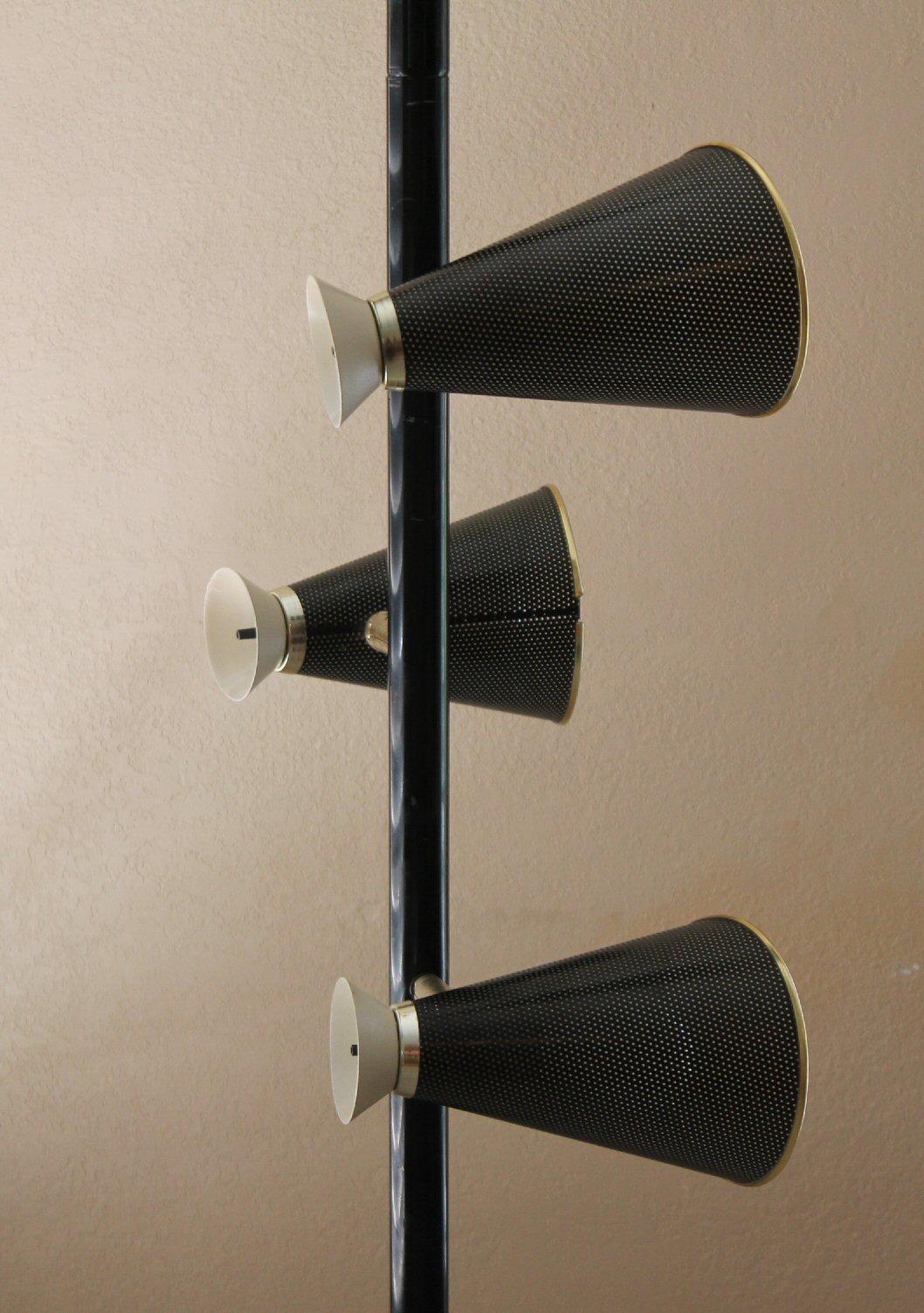 Mid Century Modern Black Screen Tension Pole Lamp. Atomic 1950s Floor Lightolier In Good Condition In Peoria, AZ