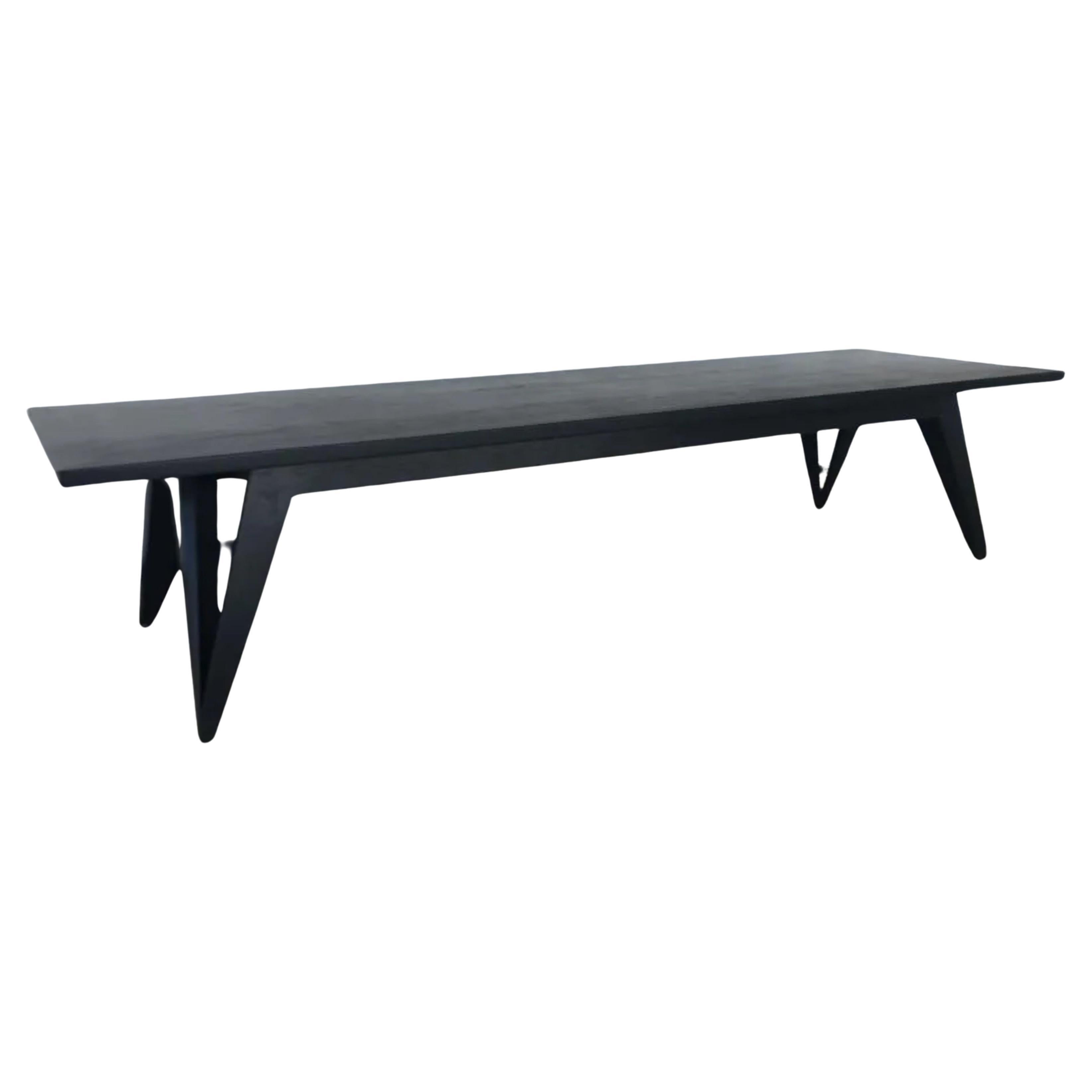 Banc en bois massif noir de style moderne du milieu du siècle, avec des pieds fuselés. Dans le style des meubles Dunbar. Design/One de bonne taille. La hauteur de l'assise est de 15