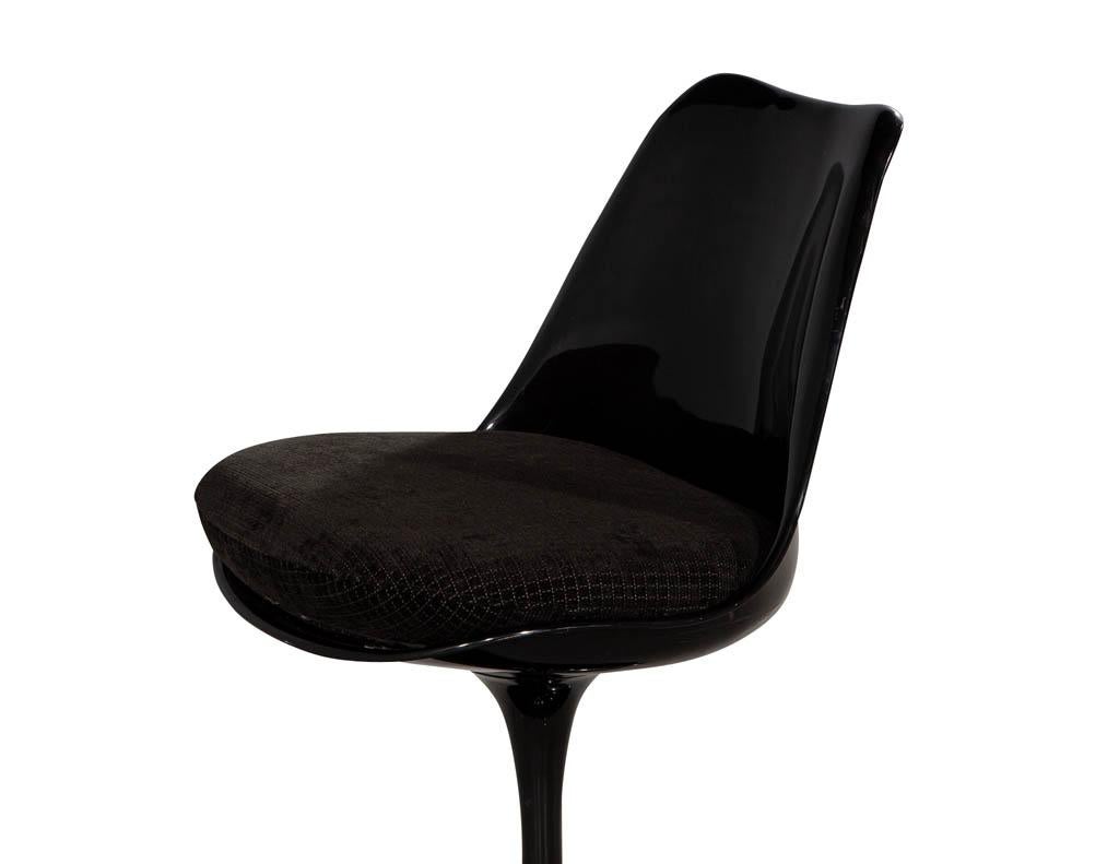 Mid-Century Modern Black Tulip Chair For Sale 3
