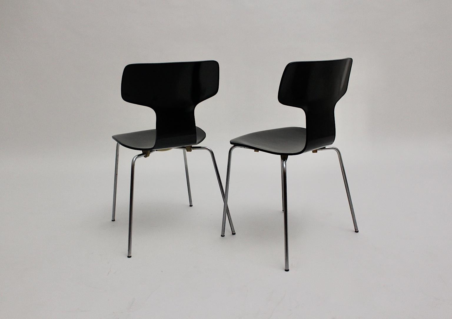 Ensemble scandinave moderne de 2 escaliers noirs vintage, qui a été conçu par Arne Jacobsen 1952 et exécuté pour Fitz Hansen, 1970, Danemark. Il est marqué en dessous.
Les chaises empilables étaient constituées d'une base en acier tubulaire, tandis