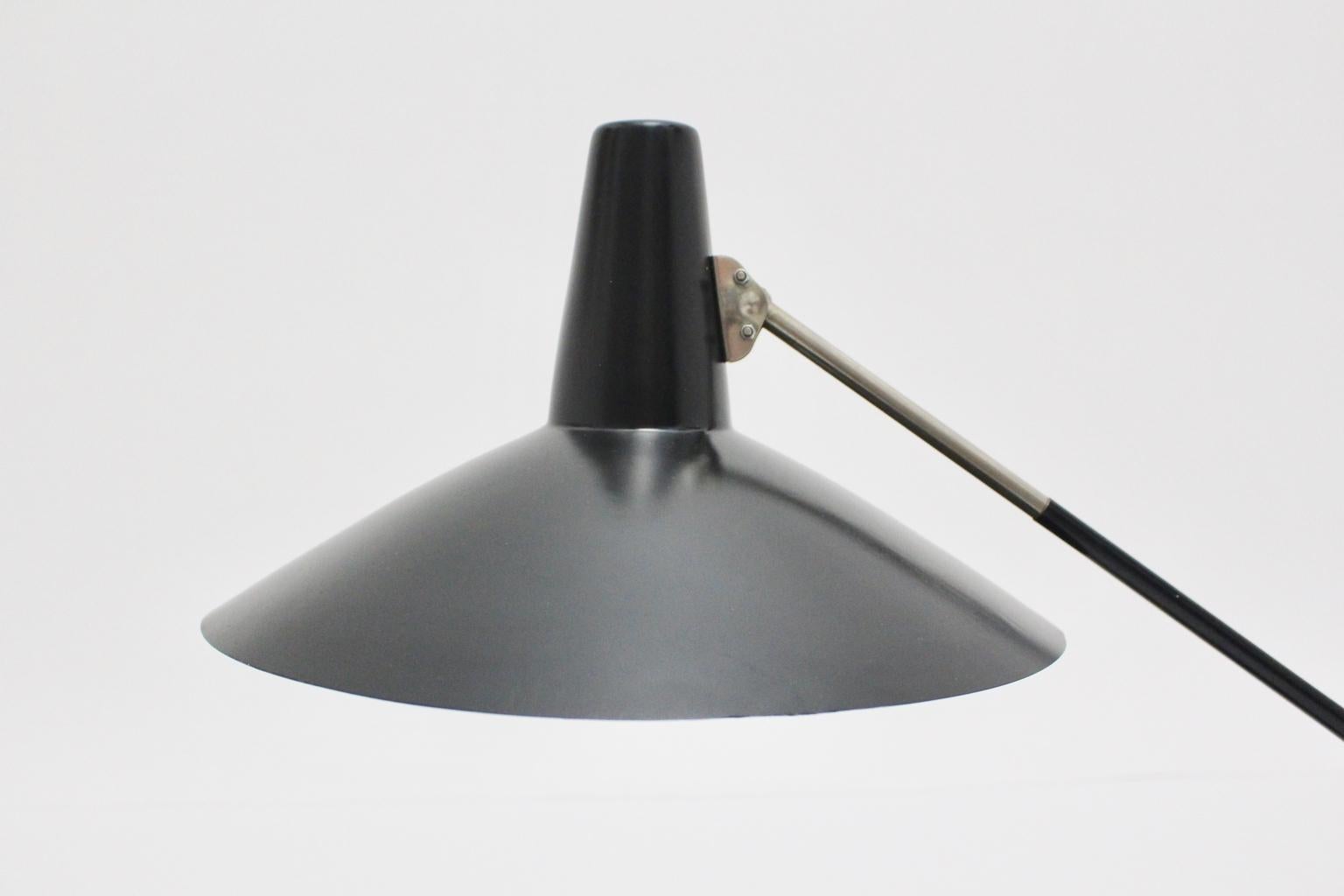 Lampada da tavolo moderna di metà secolo in metallo nero vintage di Stilnovo, 1950, Italia in vendita 9