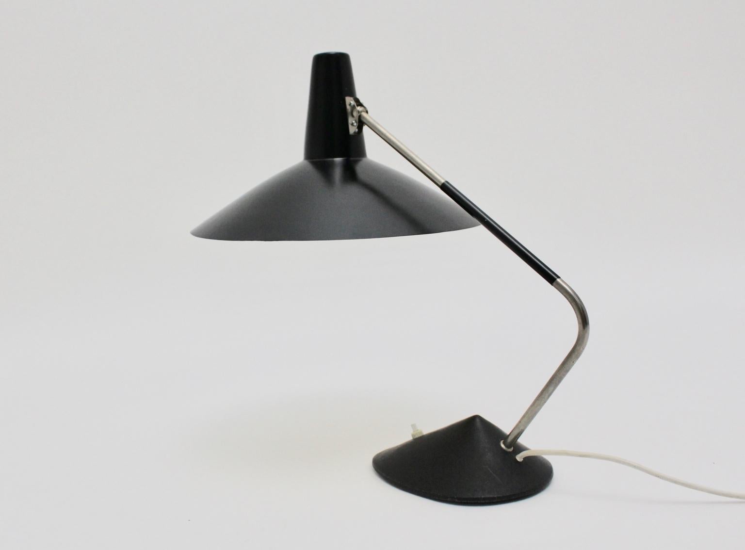 Mid-Century Modern Black Vintage Metal Table Lamp by Stilnovo, 1950s, Italy In Good Condition For Sale In Vienna, AT