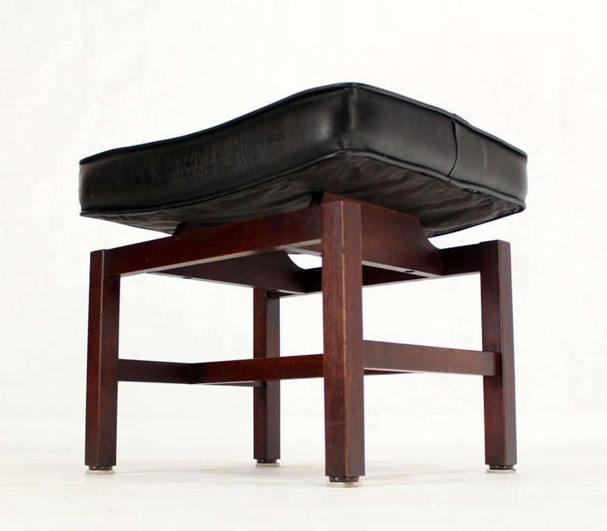 Mid-Century Modern Black Vinyl Upholstered Oiled Walnut Bench by Risom In Good Condition For Sale In Rockaway, NJ