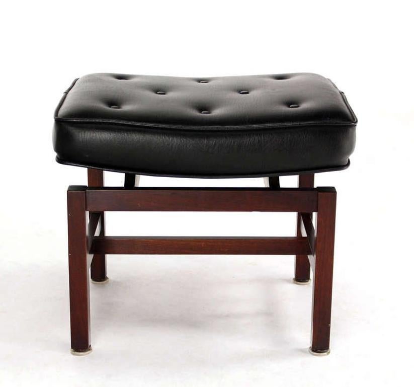 20th Century Mid-Century Modern Black Vinyl Upholstered Oiled Walnut Bench by Risom For Sale