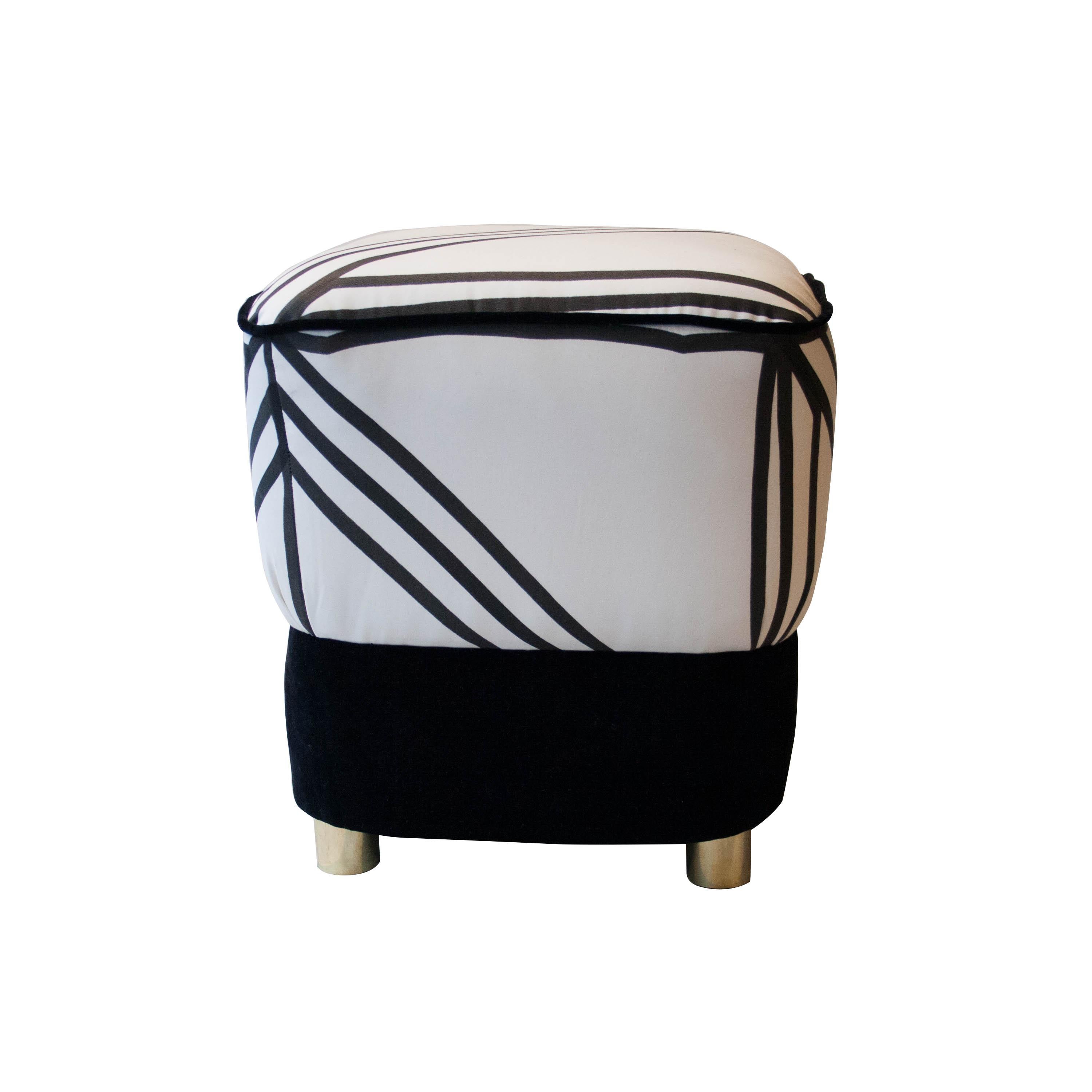 Square, made of solid wood structure pouf white linen upholstery in two colors ''Tessuto Tria'' hand painted by Livio de Simone. Finished in brass legs.
 
  