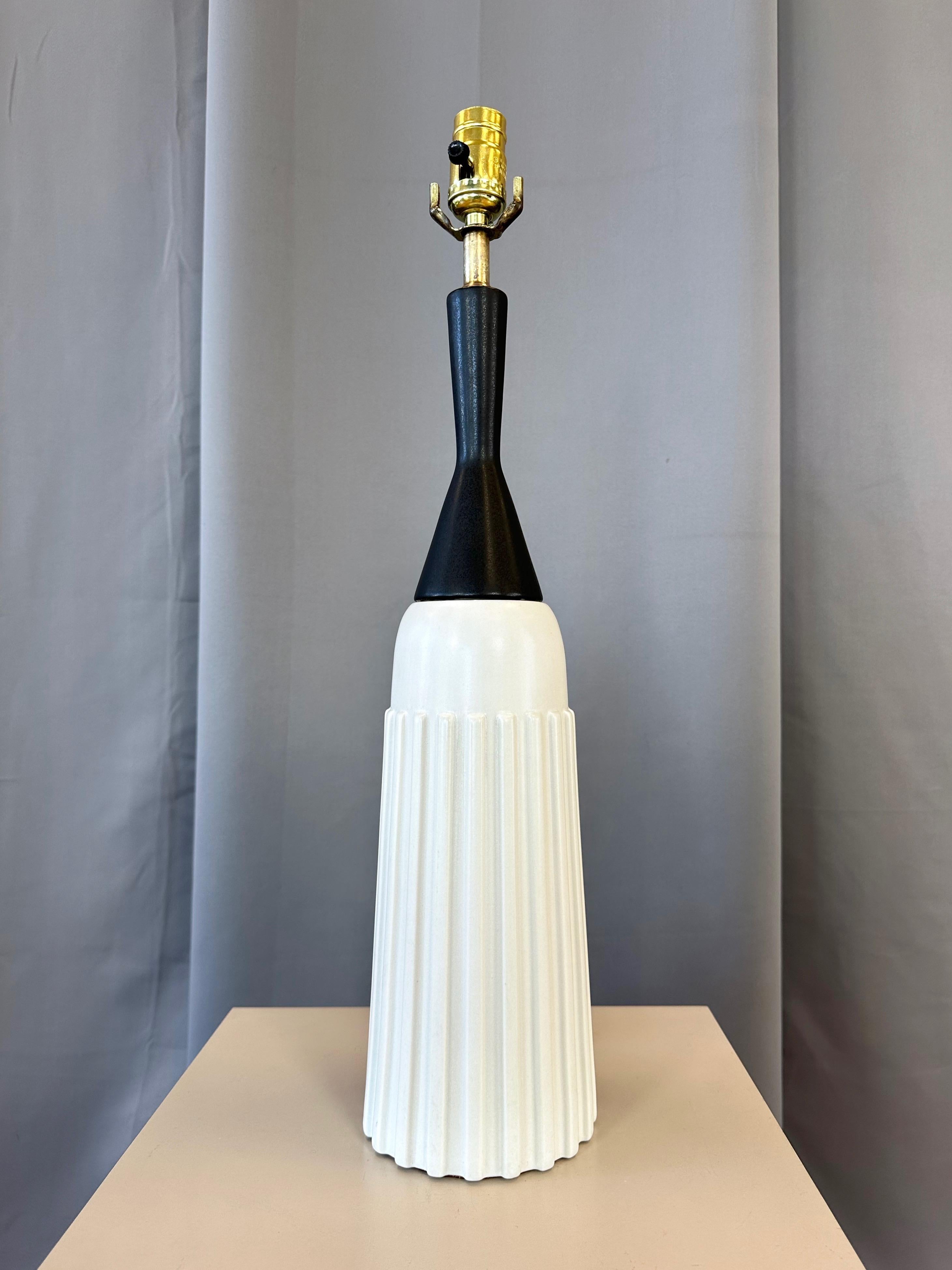 Mid-Century Modern Black & White Ceramic Ribbed Bottle-Shaped Table Lamp, 1950s For Sale 3