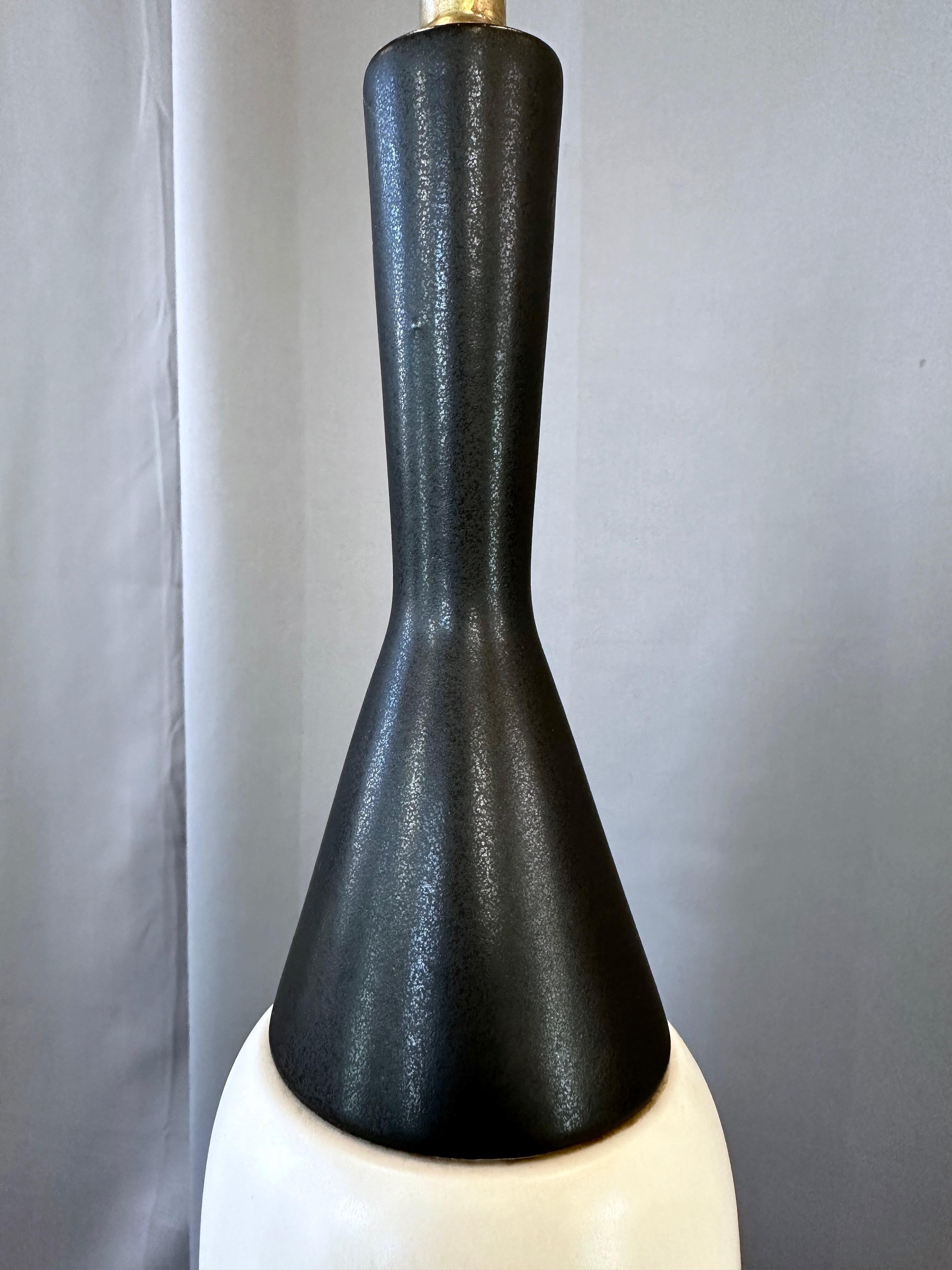 Mid-Century Modern Black & White Ceramic Ribbed Bottle-Shaped Table Lamp, 1950s For Sale 4