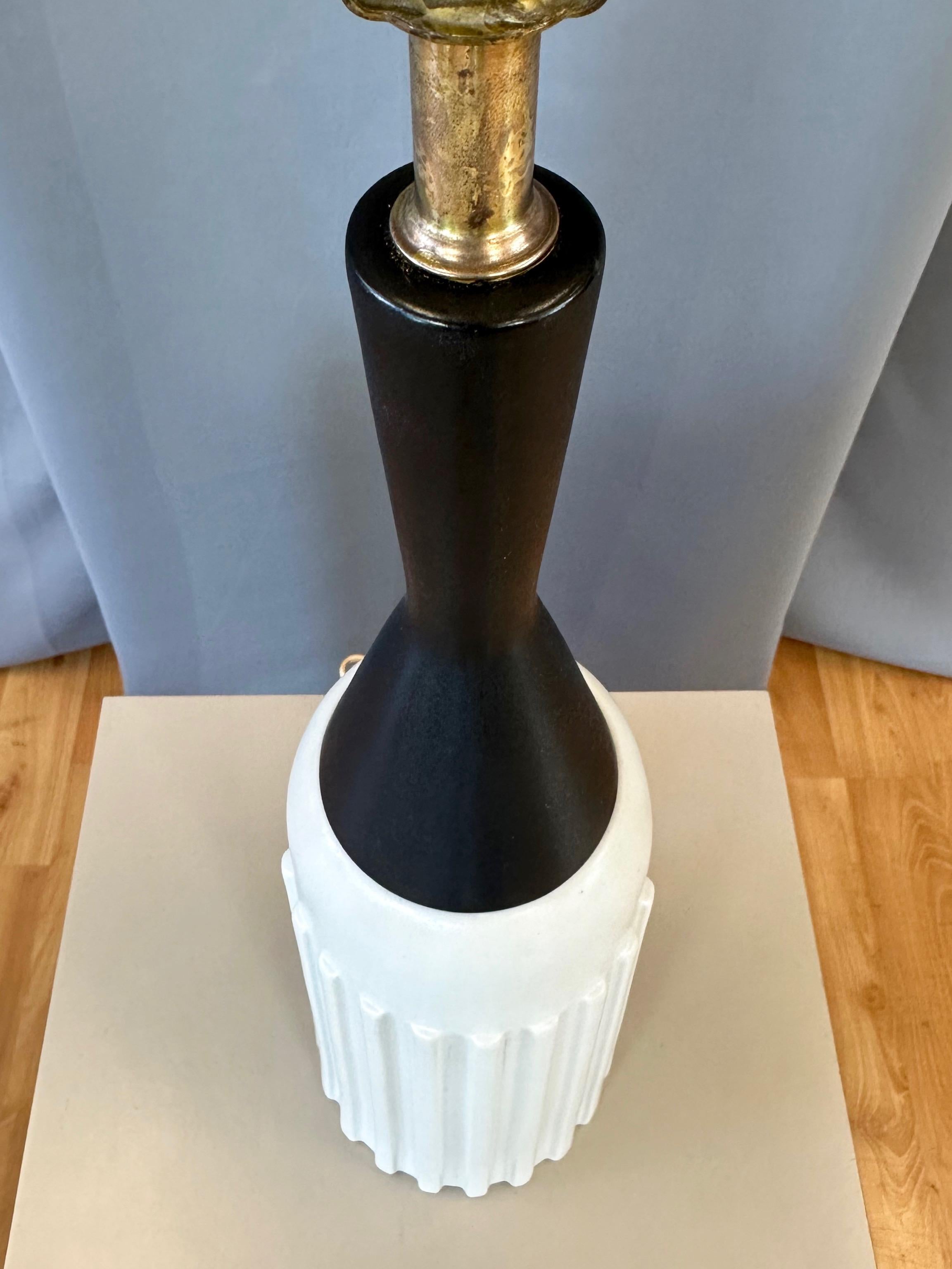 Mid-Century Modern Black & White Ceramic Ribbed Bottle-Shaped Table Lamp, 1950s For Sale 8