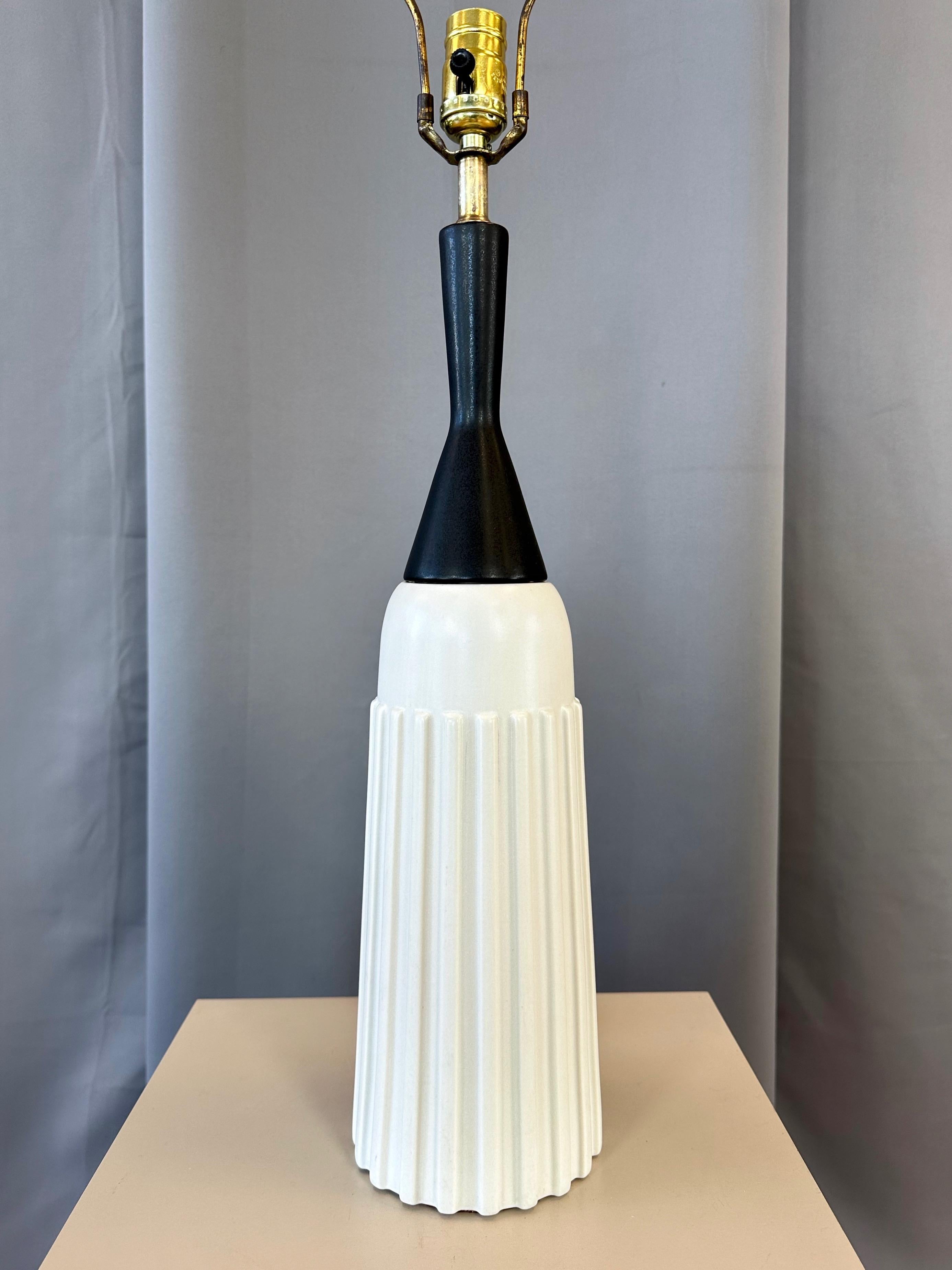 American Mid-Century Modern Black & White Ceramic Ribbed Bottle-Shaped Table Lamp, 1950s For Sale