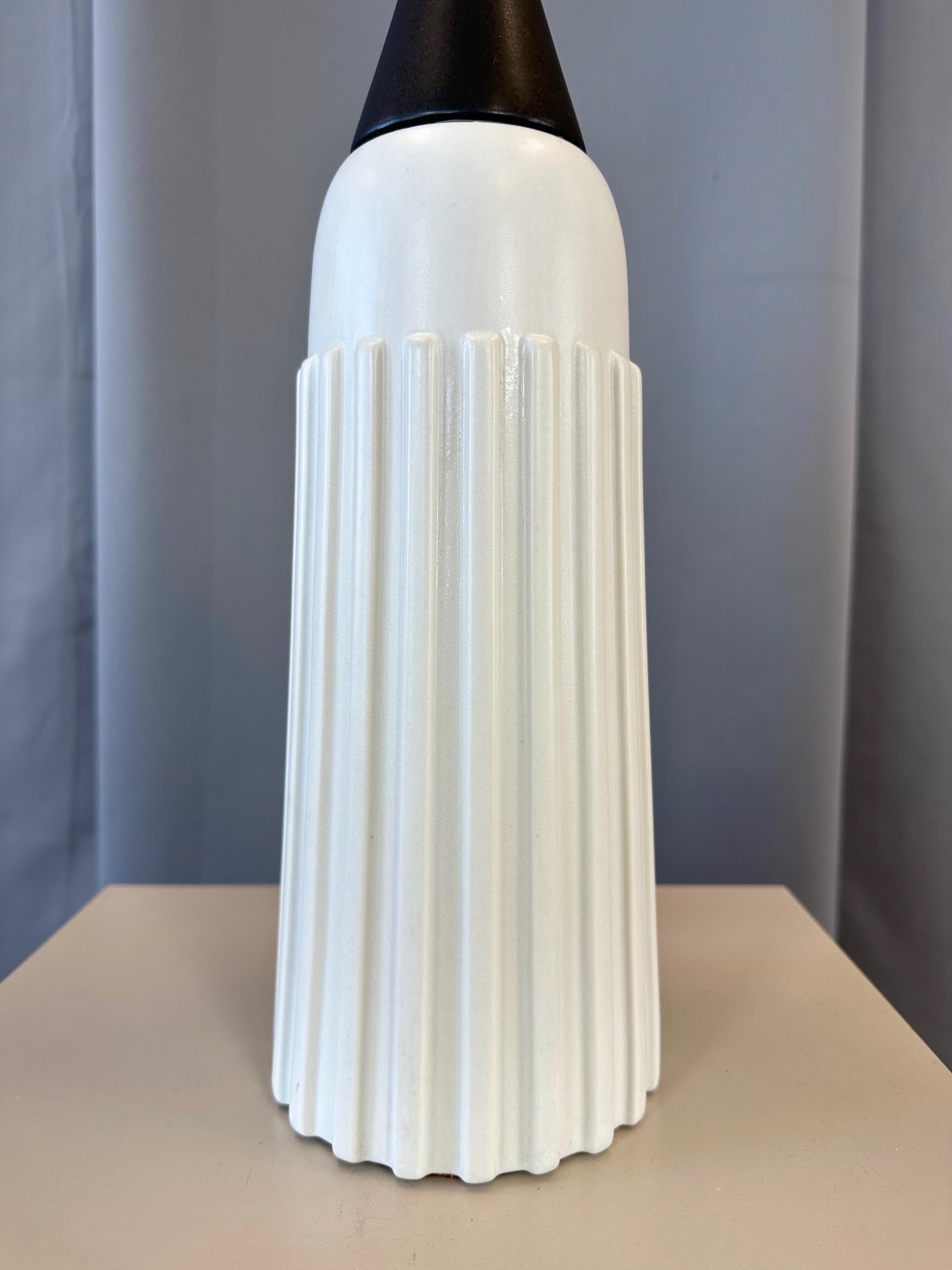 Mid-Century Modern Black & White Ceramic Ribbed Bottle-Shaped Table Lamp, 1950s In Good Condition For Sale In San Francisco, CA