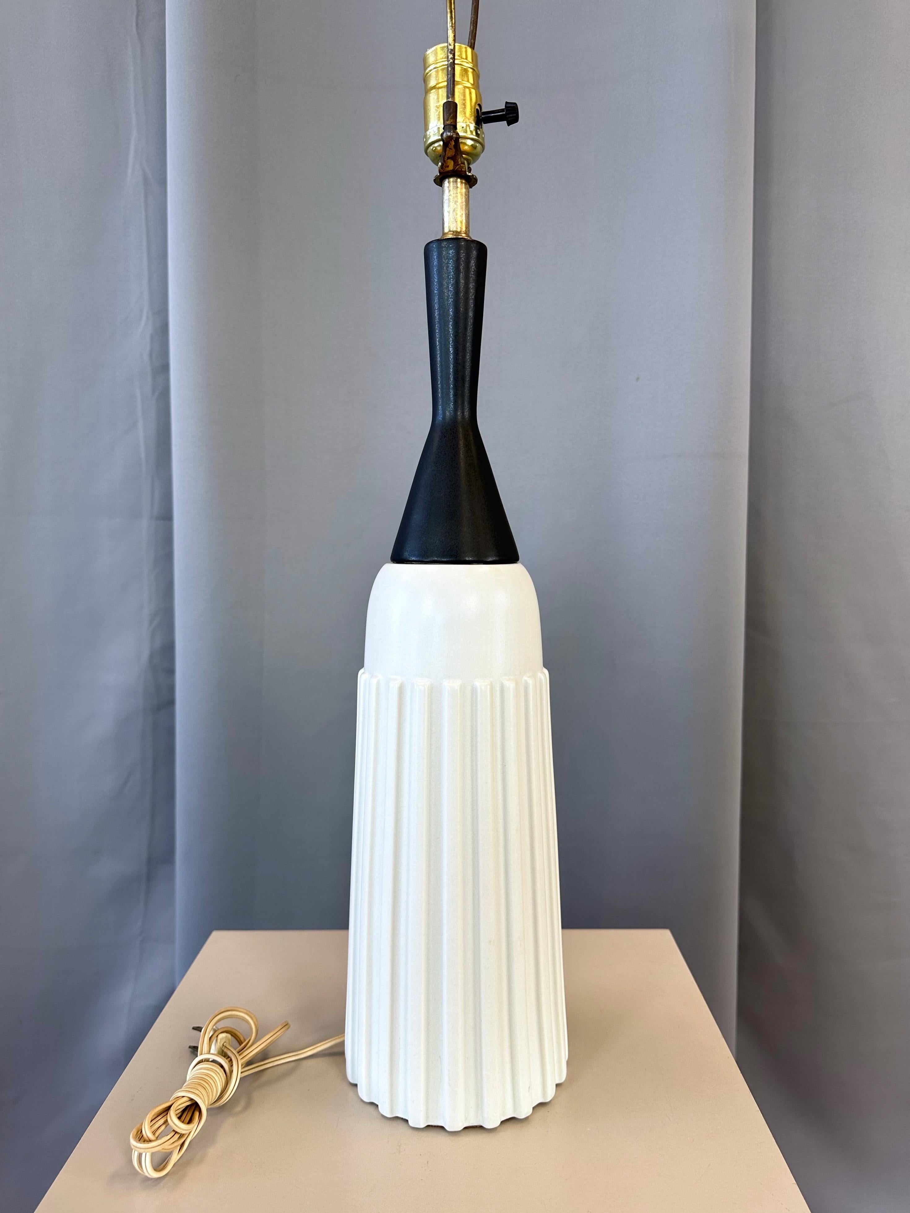 Mid-Century Modern Black & White Ceramic Ribbed Bottle-Shaped Table Lamp, 1950s For Sale 1