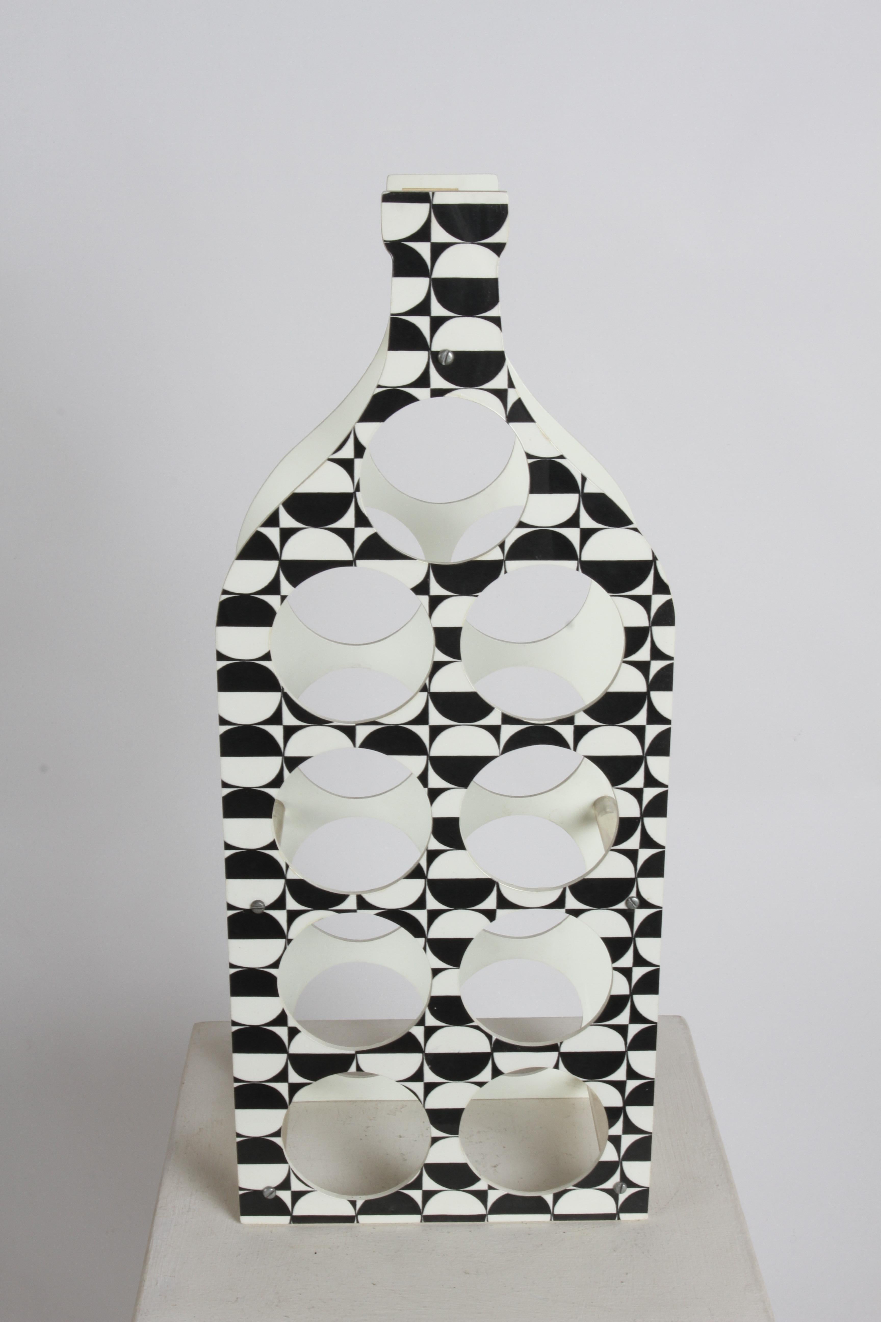 Mid-Century Modern Schwarz-Weiß Op-Art Kunststoffflaschenhalter in Form von 9 Weinflaschen im Angebot 4