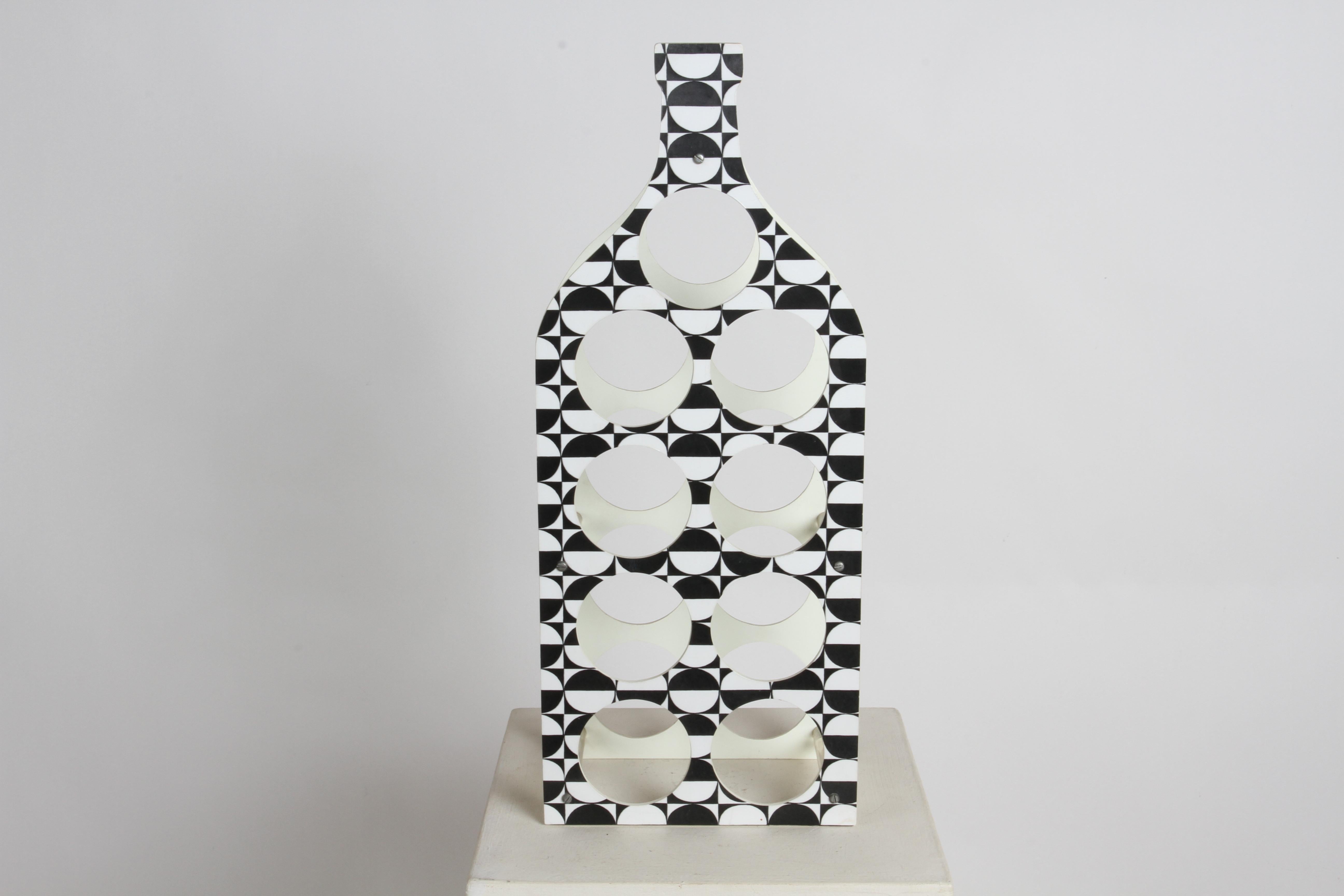 Wunderschöne Vasarely-Stil Acryl & Lucite Flasche Form Weinregal Halter mit s & w gedruckt Op-Art-Muster auf der Vorderseite. Dieser Mid-Century Modern Weinflaschenhalter wurde von Jean Gates Fifth Ave. Accessories New York in den 1960er Jahren