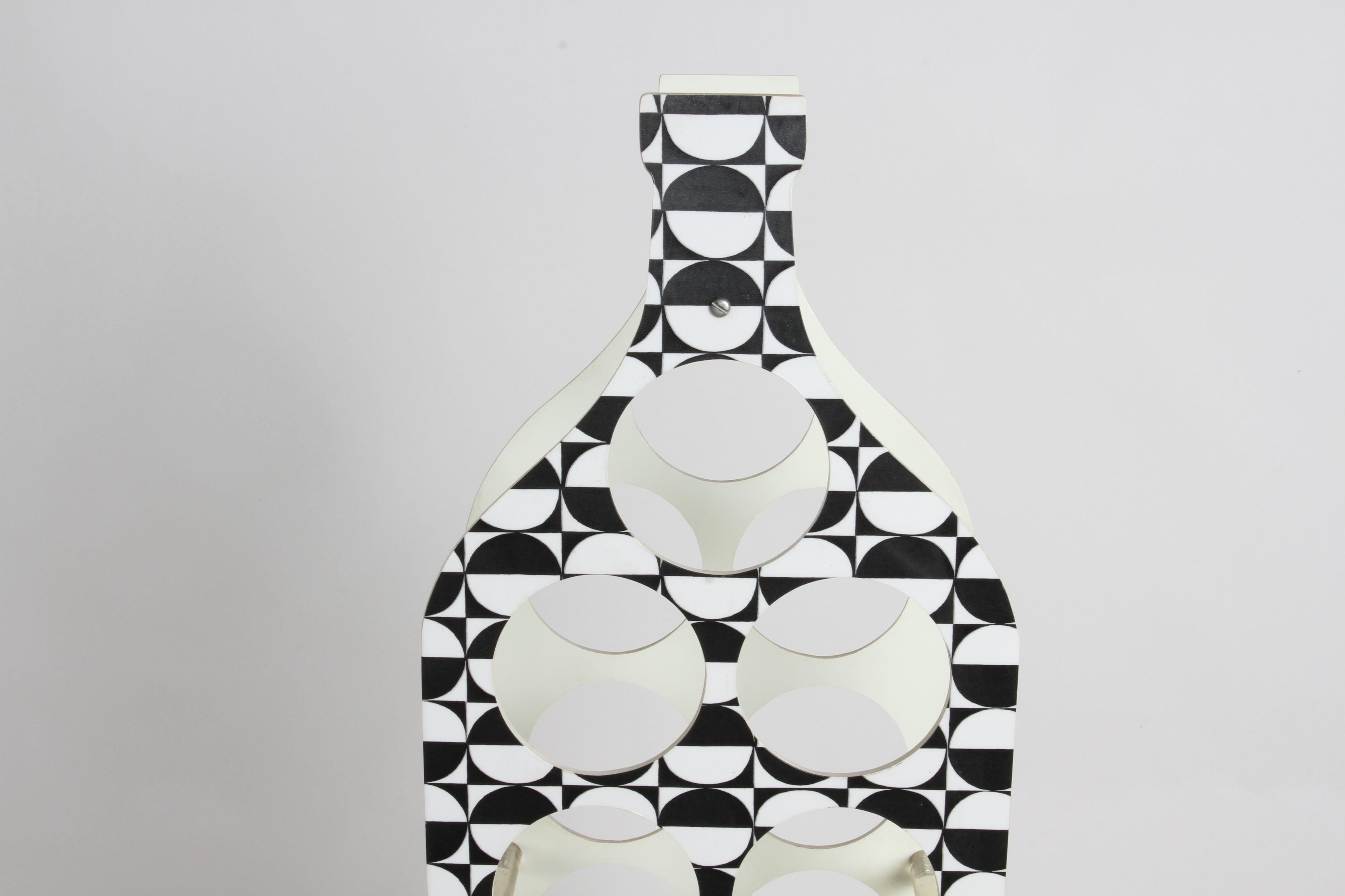 Mid-Century Modern Schwarz-Weiß Op-Art Kunststoffflaschenhalter in Form von 9 Weinflaschen (Moderne der Mitte des Jahrhunderts) im Angebot
