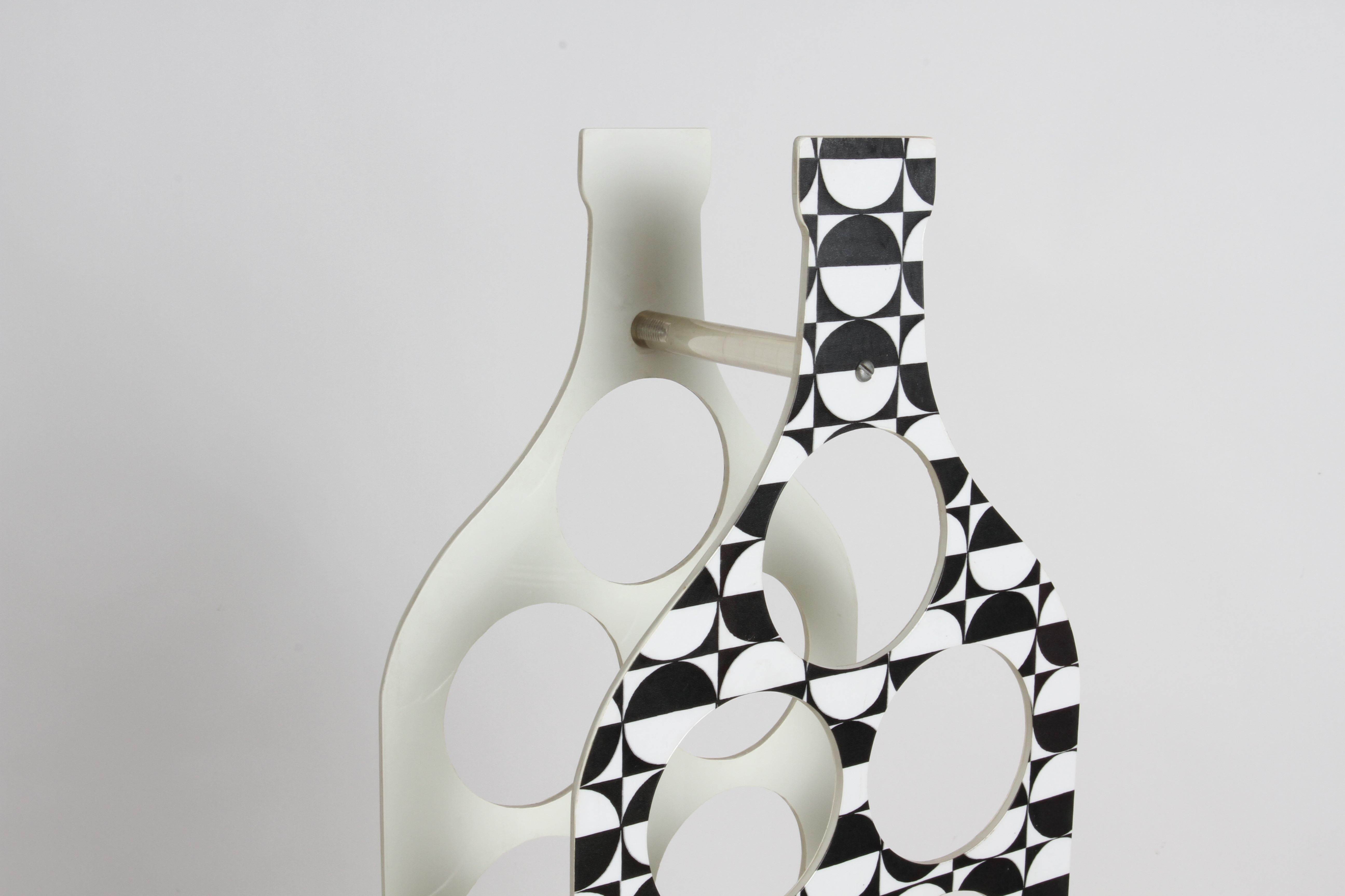 Mid-Century Modern Black & White Op-Art Plastic Bottle Form 9 Wine Bottle Holder In Good Condition For Sale In St. Louis, MO