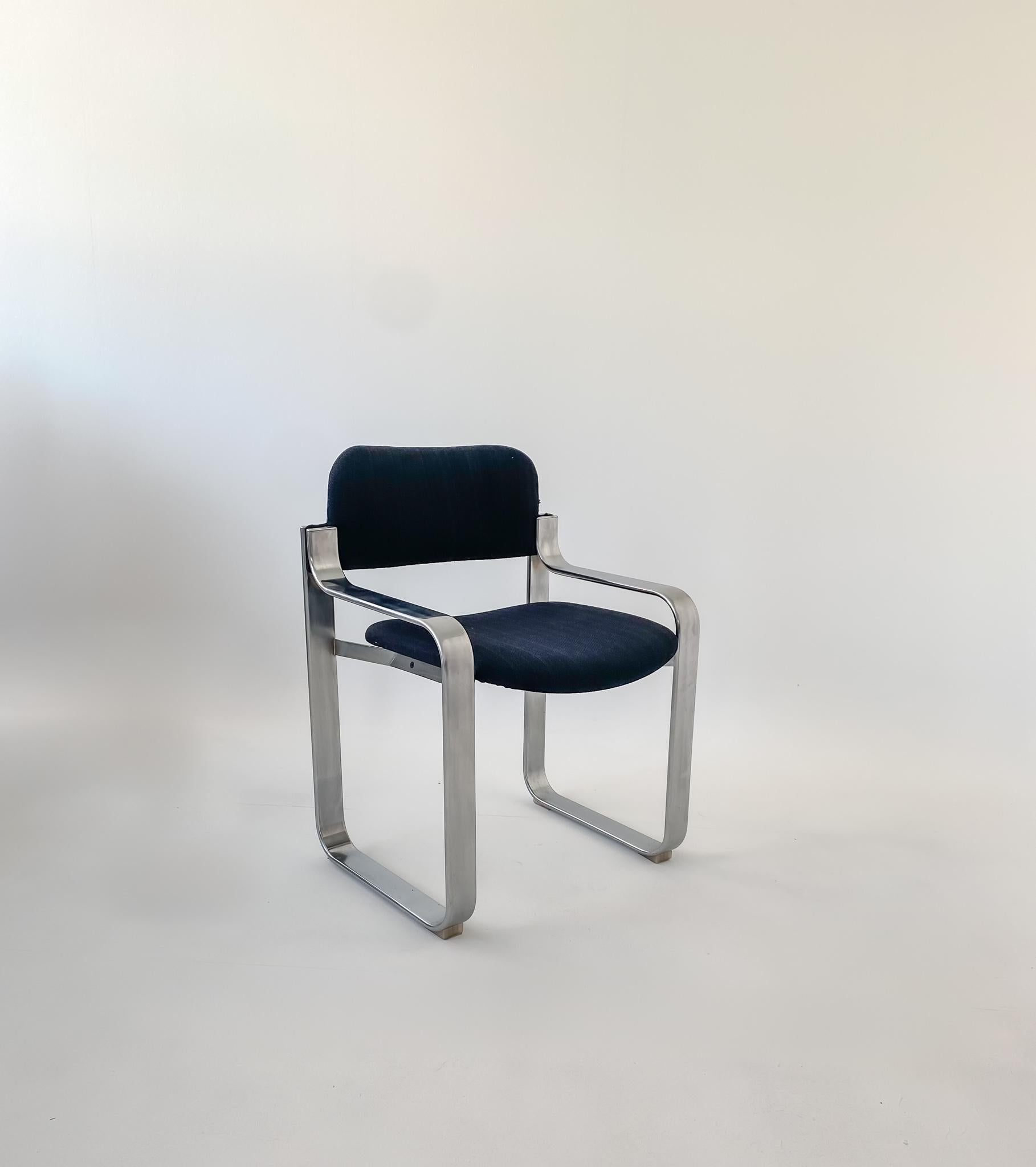Mid-Century Modern Black Metal Armchair by Eero Aarnio for Mobile Italia, 1970s.

Due to its uniquely curved metal frame, this black armchair is immediately recognisable as a masterpiece designed by Finnish designer Eero Aarnio. This rare armchair