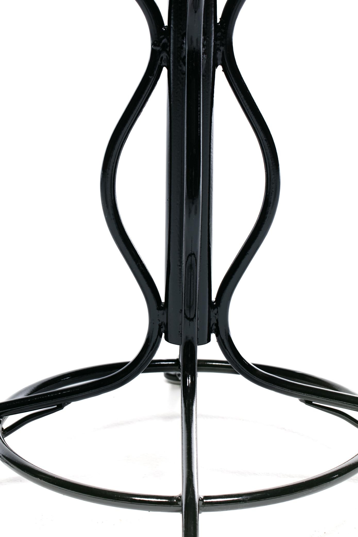 Table en fer forgé noir de style The Moderns avec base et repose-pieds sculpturaux en vente 4