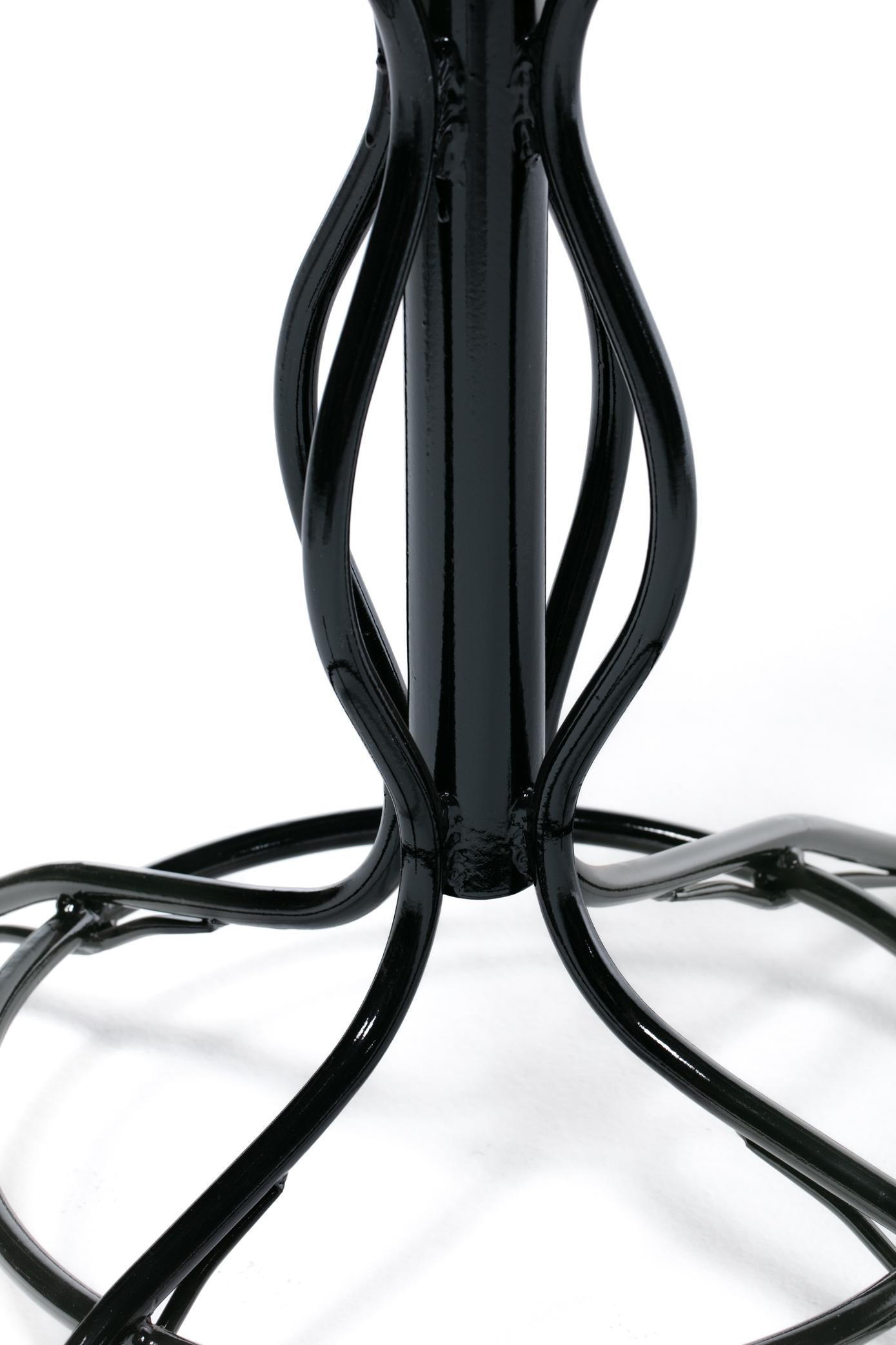 Table en fer forgé noir de style The Moderns avec base et repose-pieds sculpturaux en vente 5