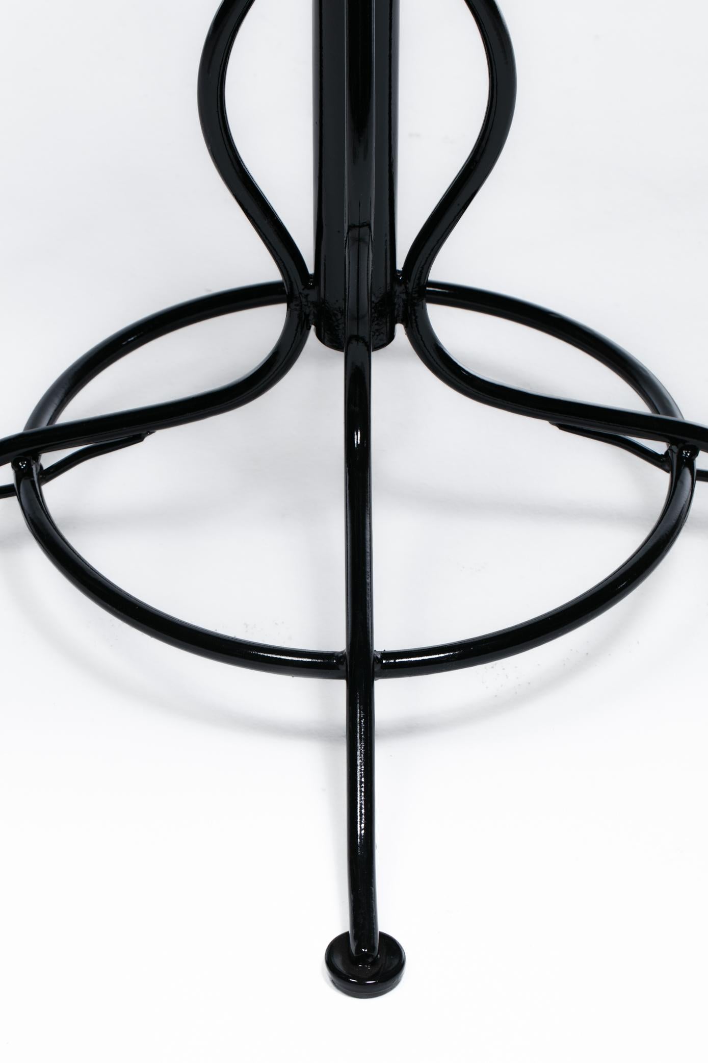 Table en fer forgé noir de style The Moderns avec base et repose-pieds sculpturaux en vente 6