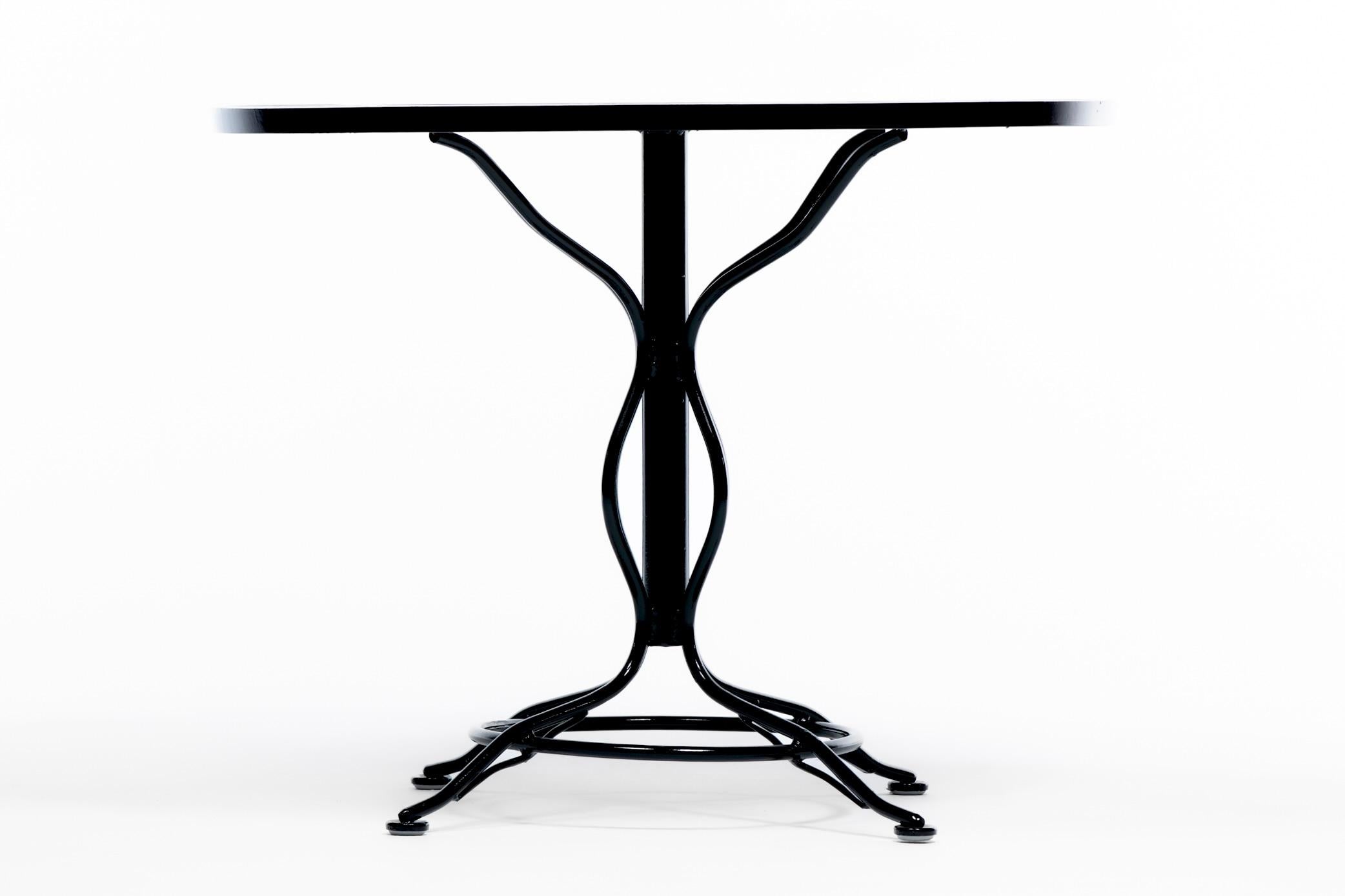 Américain Table en fer forgé noir de style The Moderns avec base et repose-pieds sculpturaux en vente
