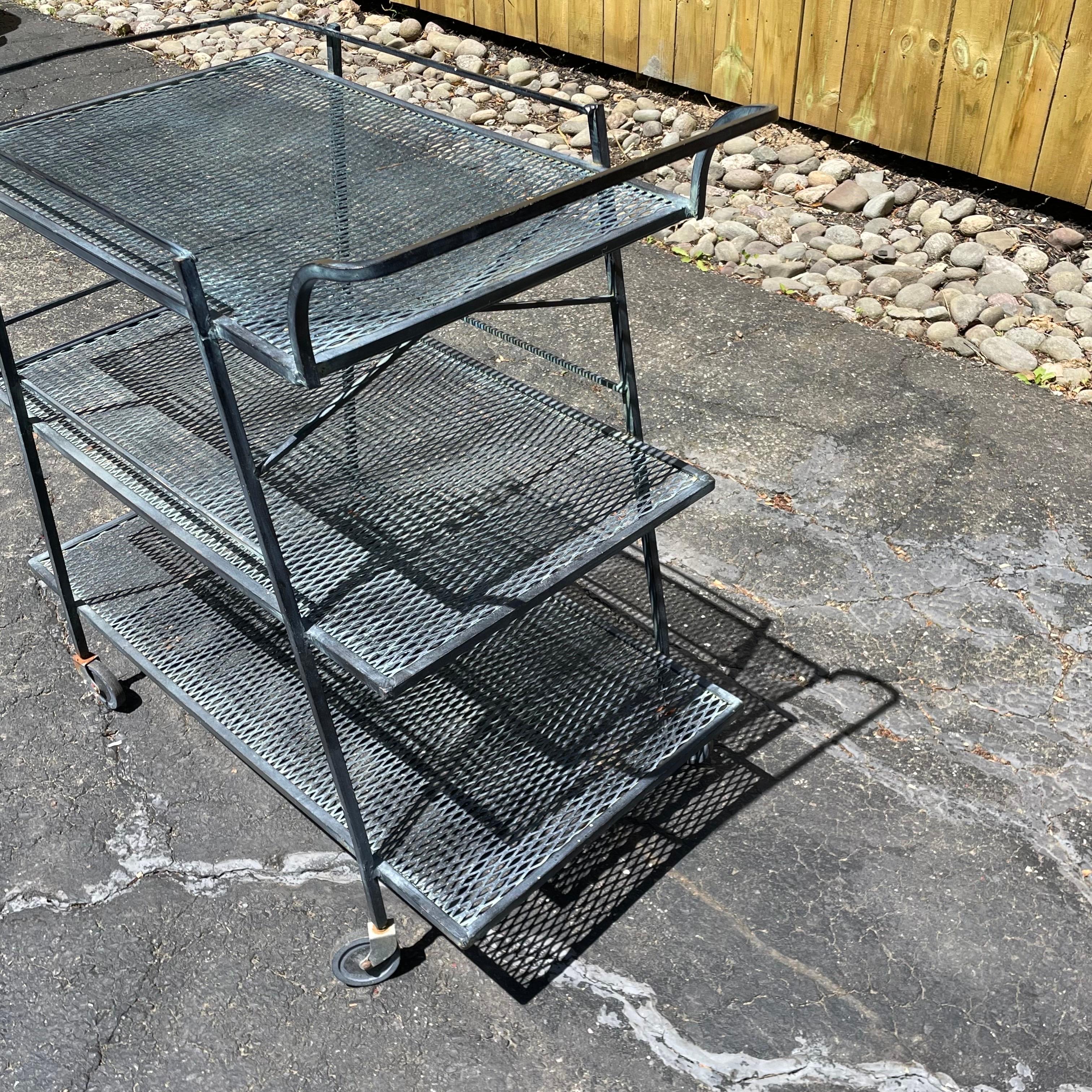 Mid-Century Modern Chariot de bar à étages en fer forgé noir, style Mid Century Modern, Russell Woodard en vente