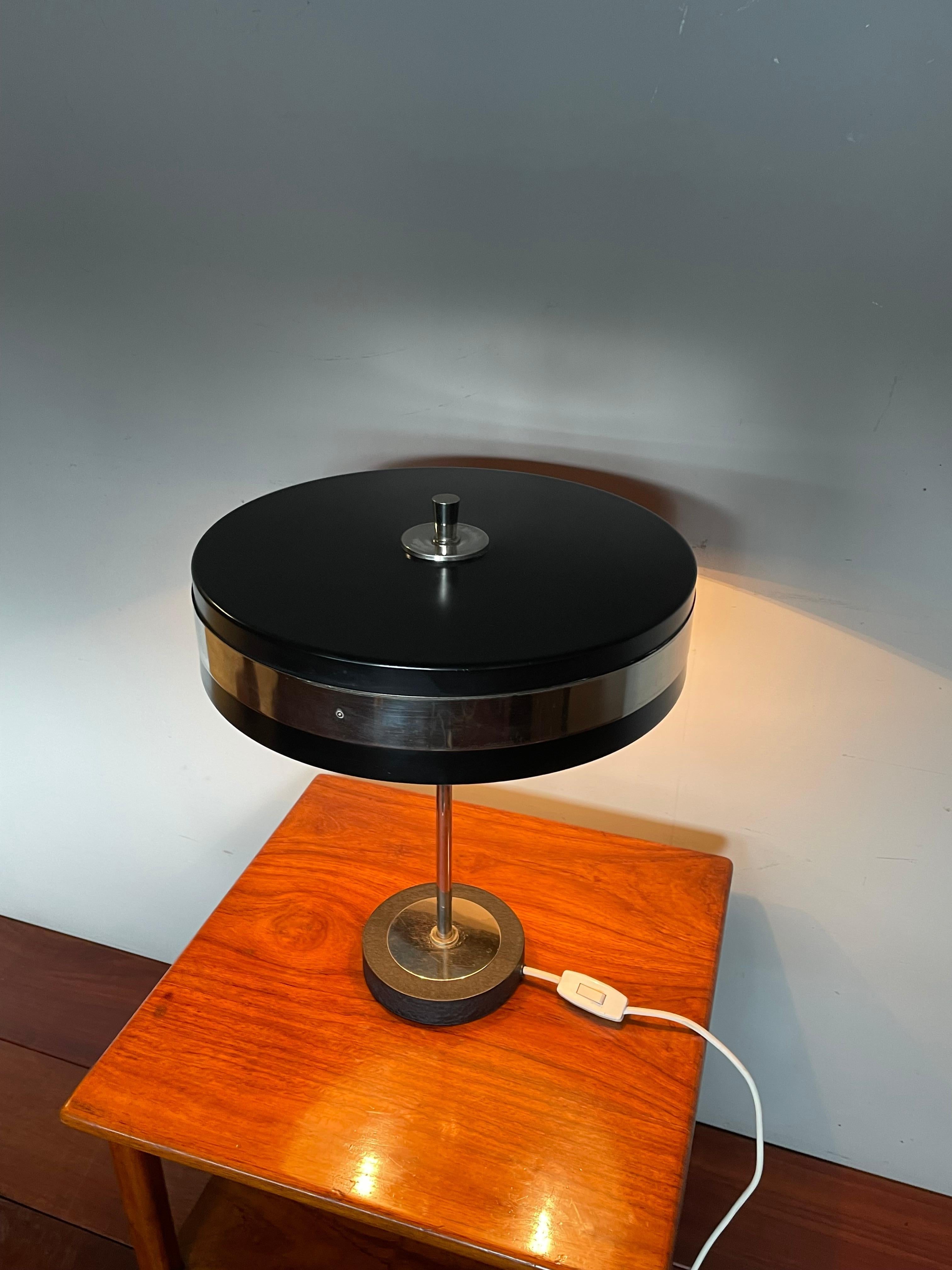 Lampe de table ou de bureau mi-siècle moderne à abat-jour circulaire en métal noirci et chrome en vente 2