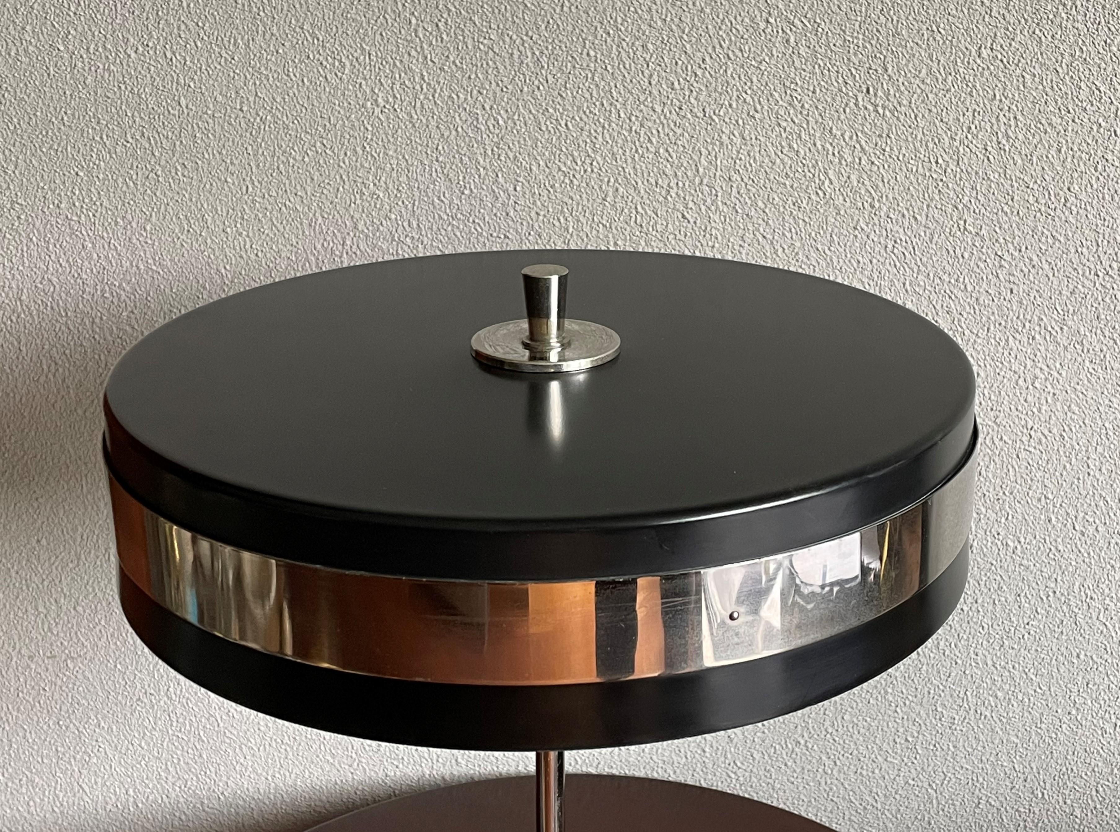 Moderne Tisch- oder Schreibtischlampe aus geschwärztem und verchromtem Metall mit rundem Schirm aus der Mitte des Jahrhunderts im Angebot 8