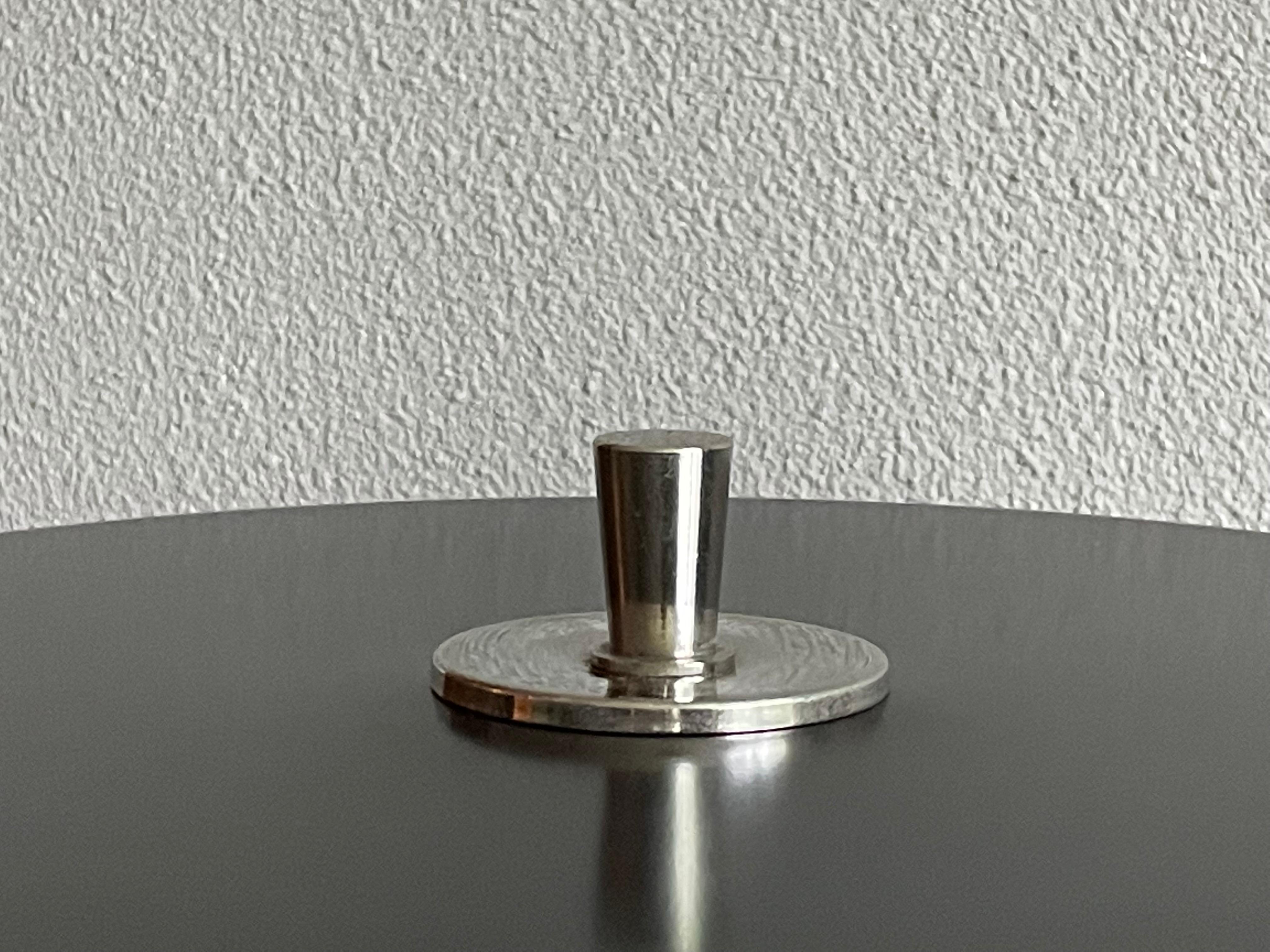 Lampe de table ou de bureau mi-siècle moderne à abat-jour circulaire en métal noirci et chrome en vente 8