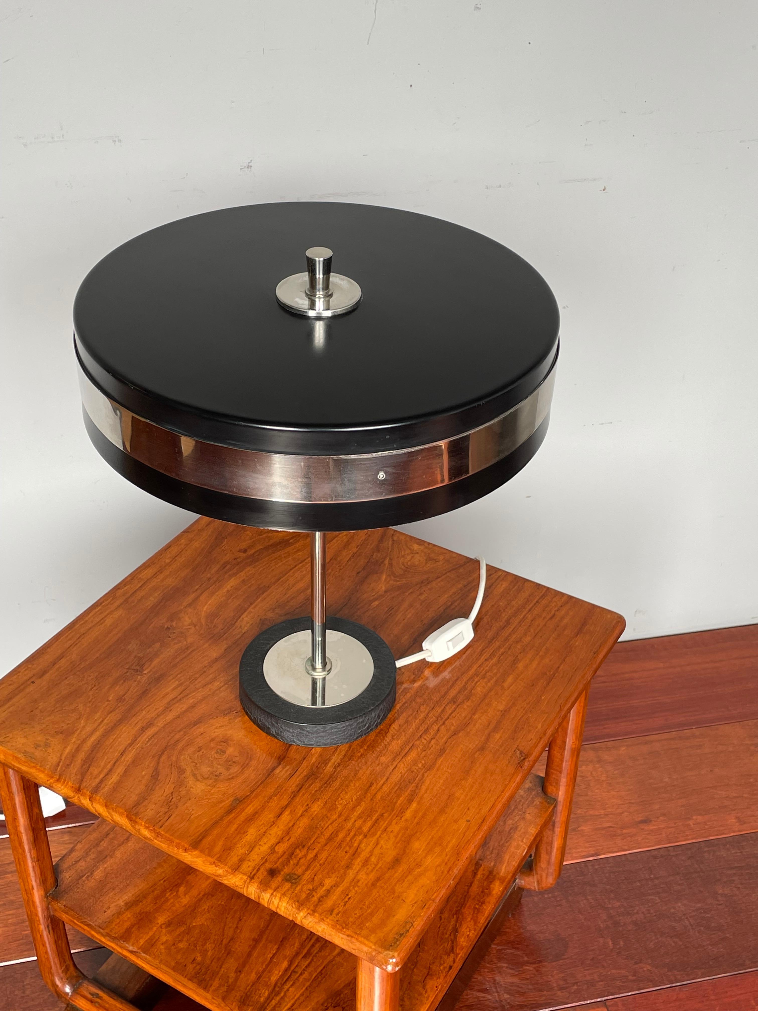 Lampe de table ou de bureau mi-siècle moderne à abat-jour circulaire en métal noirci et chrome en vente 10