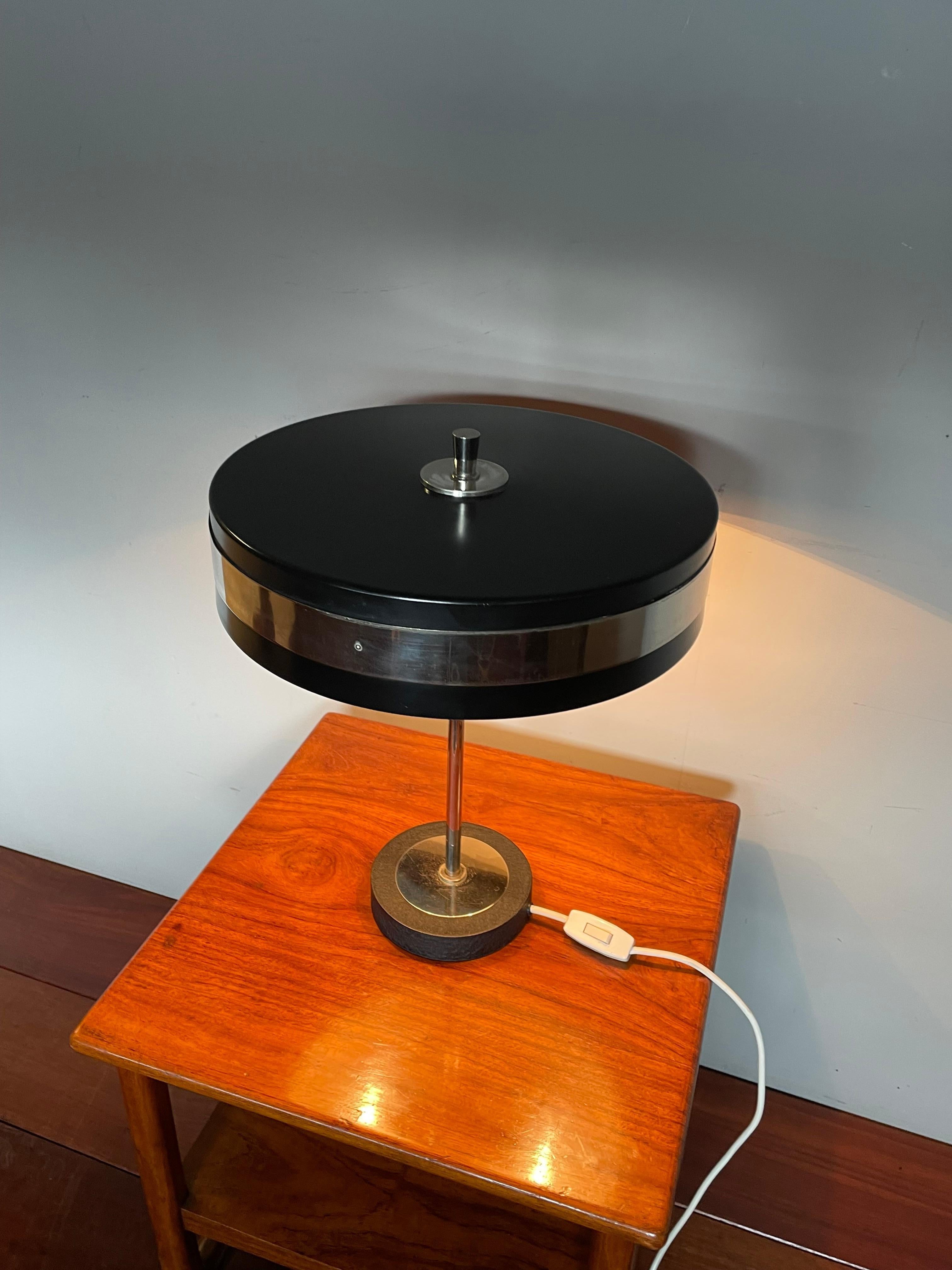 Lampe de table ou de bureau mi-siècle moderne à abat-jour circulaire en métal noirci et chrome en vente 6