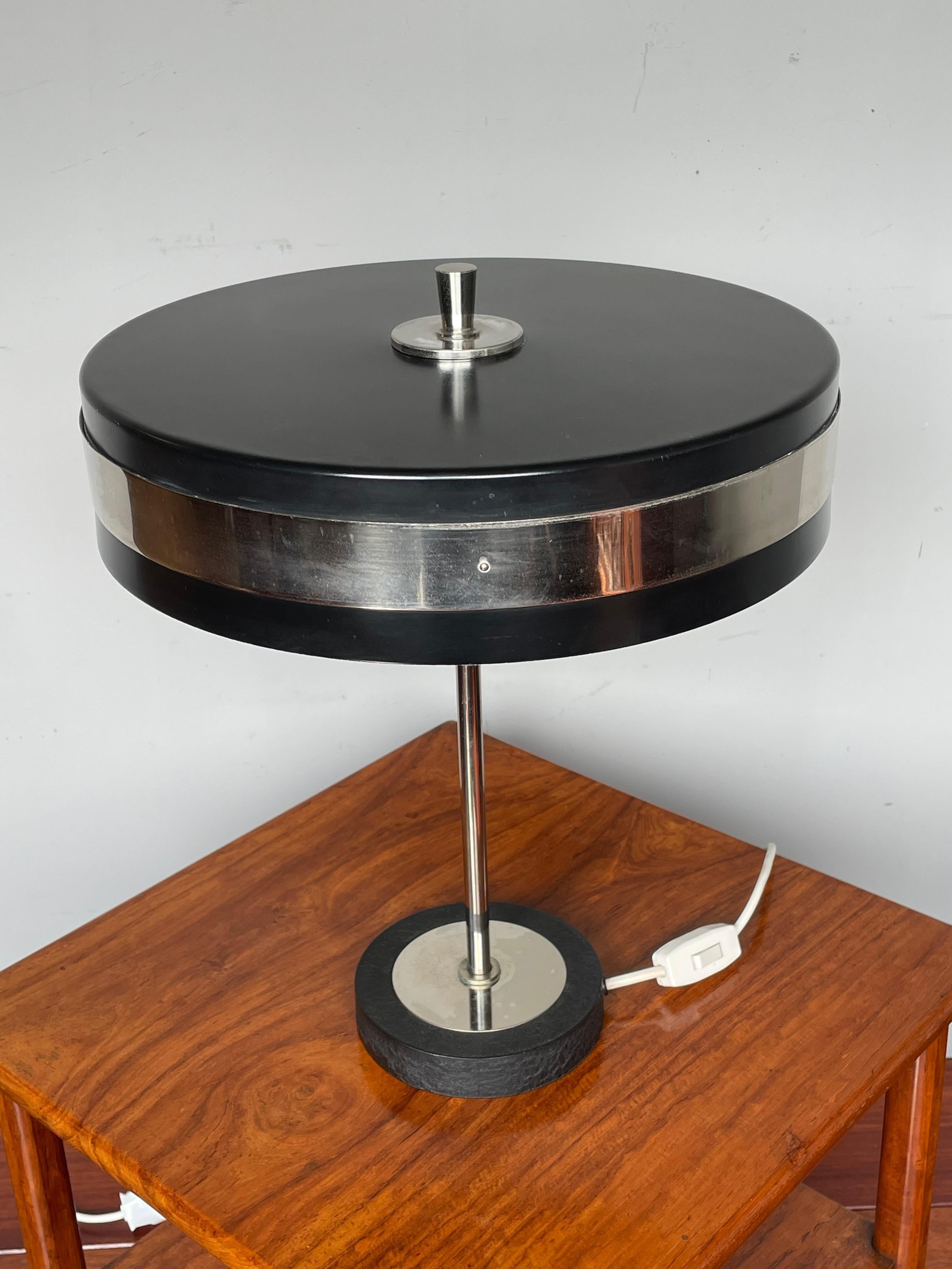 Lampe de table ou de bureau mi-siècle moderne à abat-jour circulaire en métal noirci et chrome en vente 12