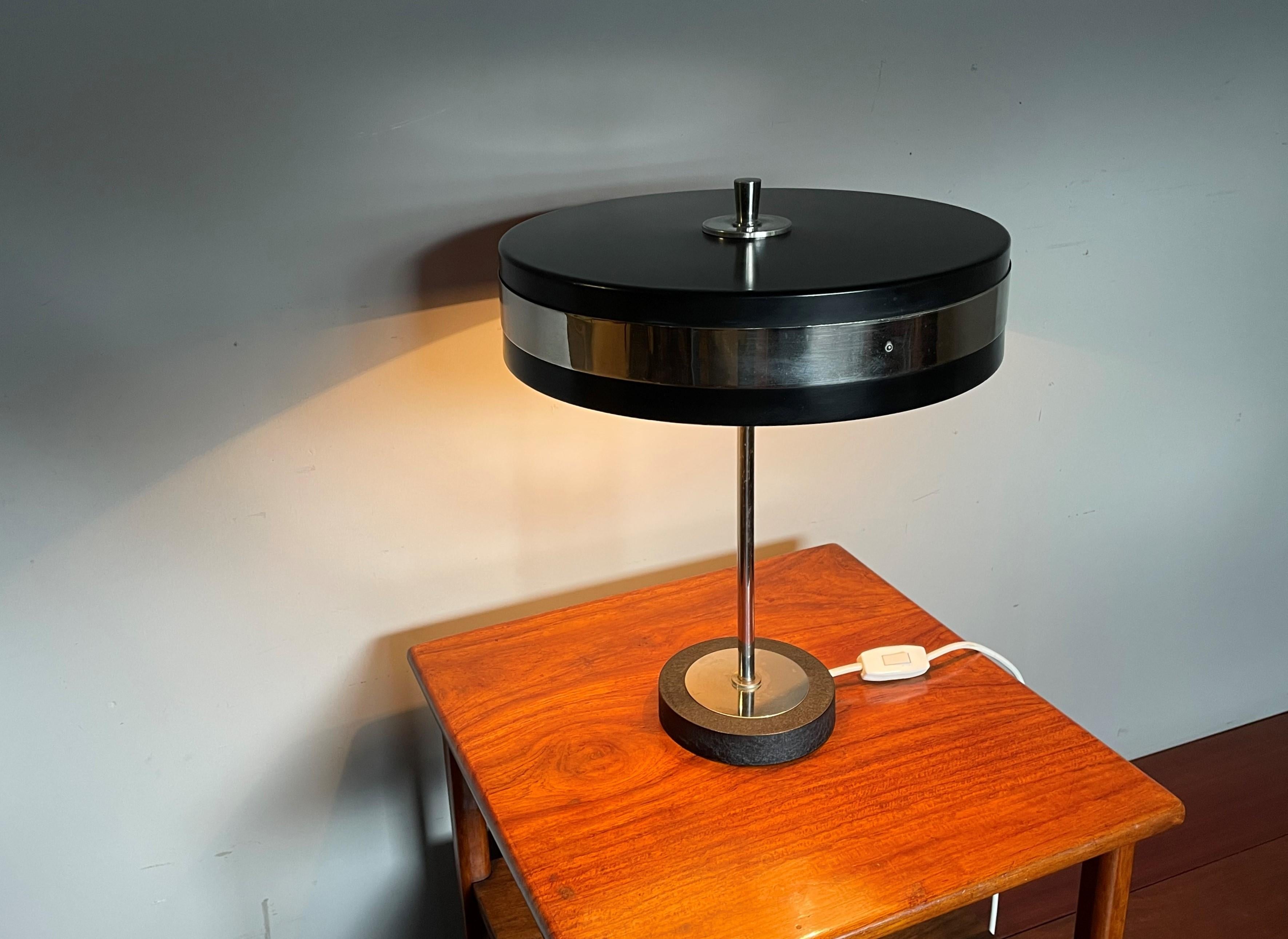 Lampe de table ou de bureau mi-siècle moderne à abat-jour circulaire en métal noirci et chrome en vente 11