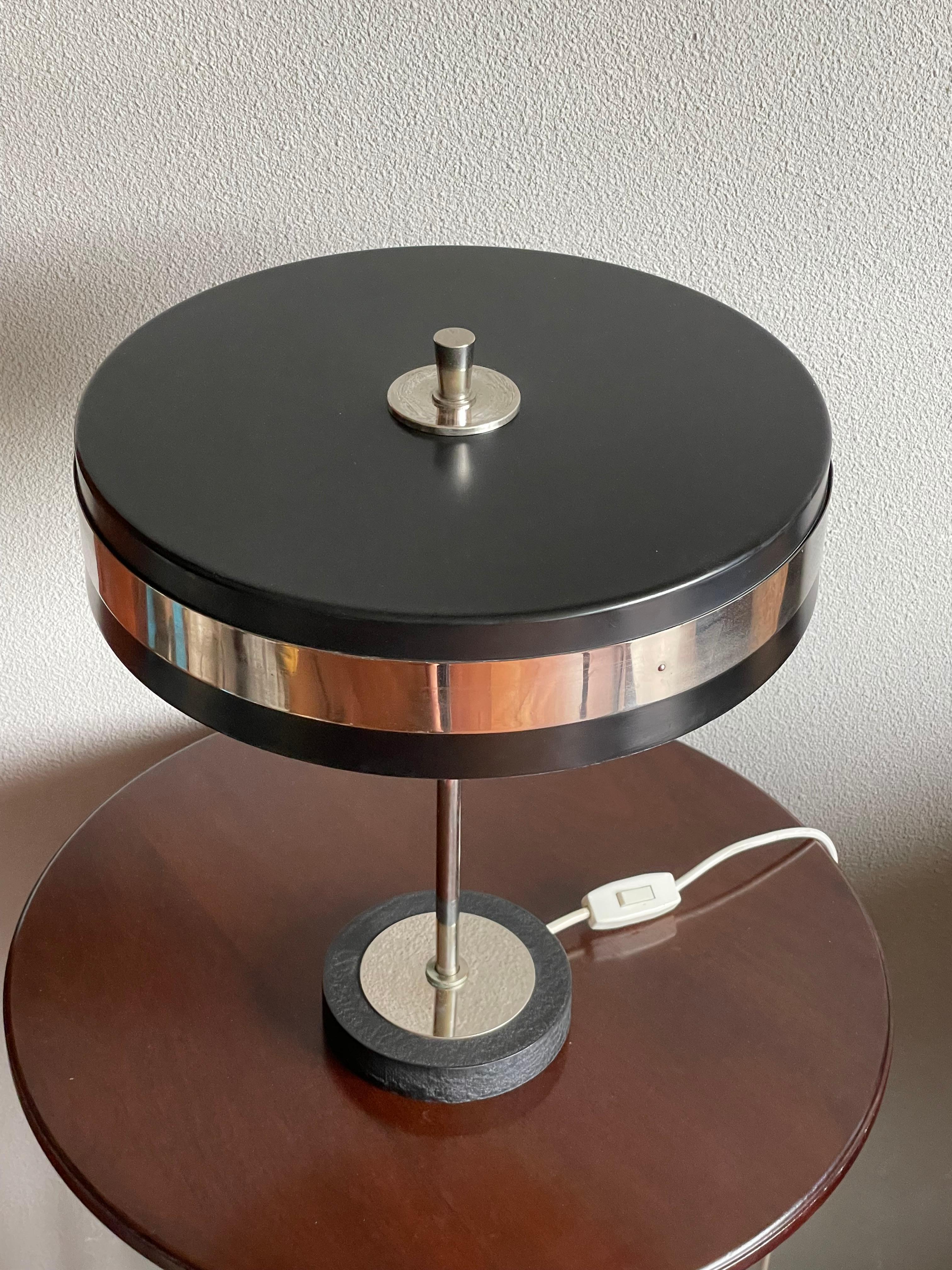 Européen Lampe de table ou de bureau mi-siècle moderne à abat-jour circulaire en métal noirci et chrome en vente