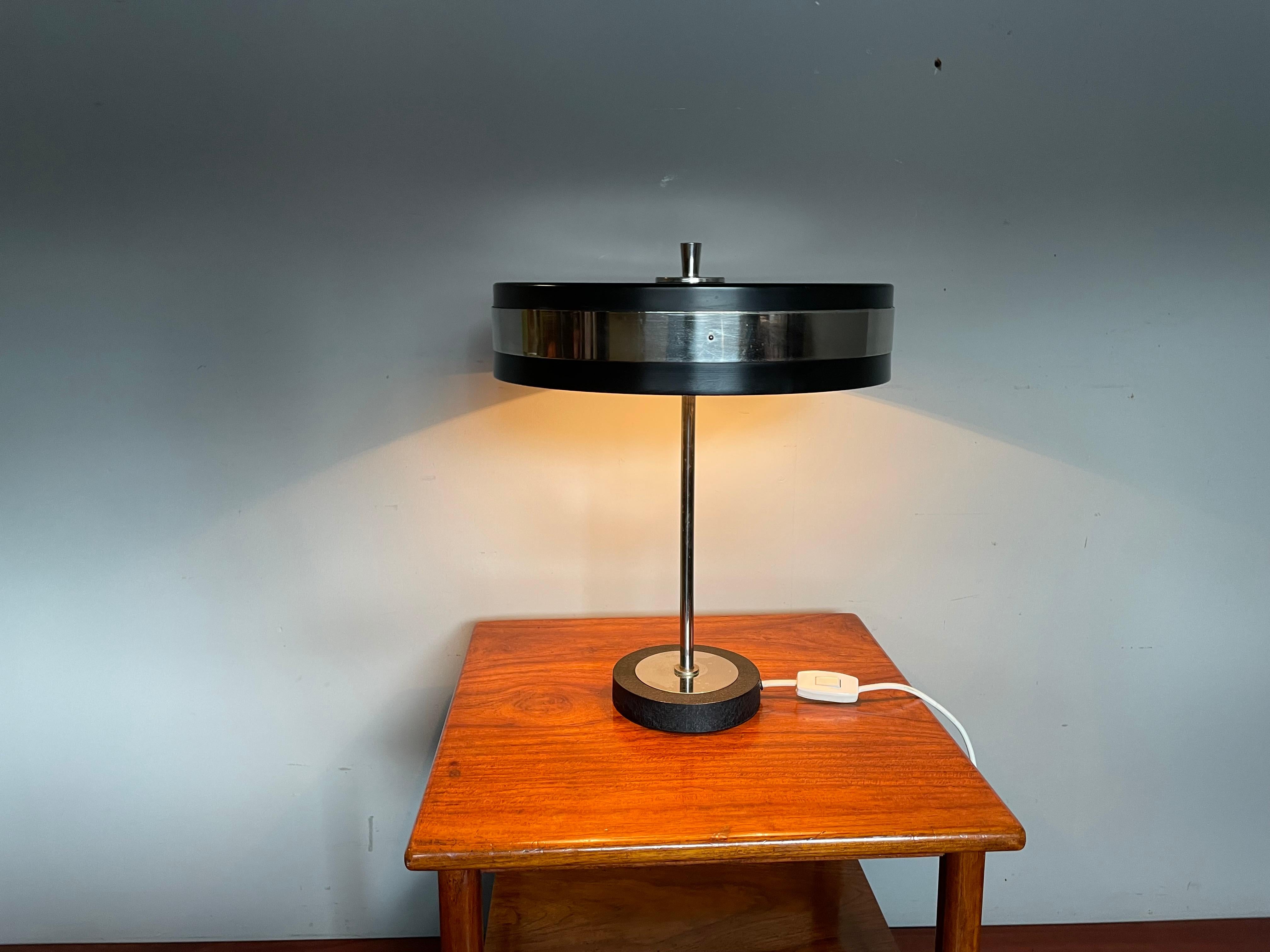 Mid-Century Modern Lampe de table ou de bureau mi-siècle moderne à abat-jour circulaire en métal noirci et chrome en vente