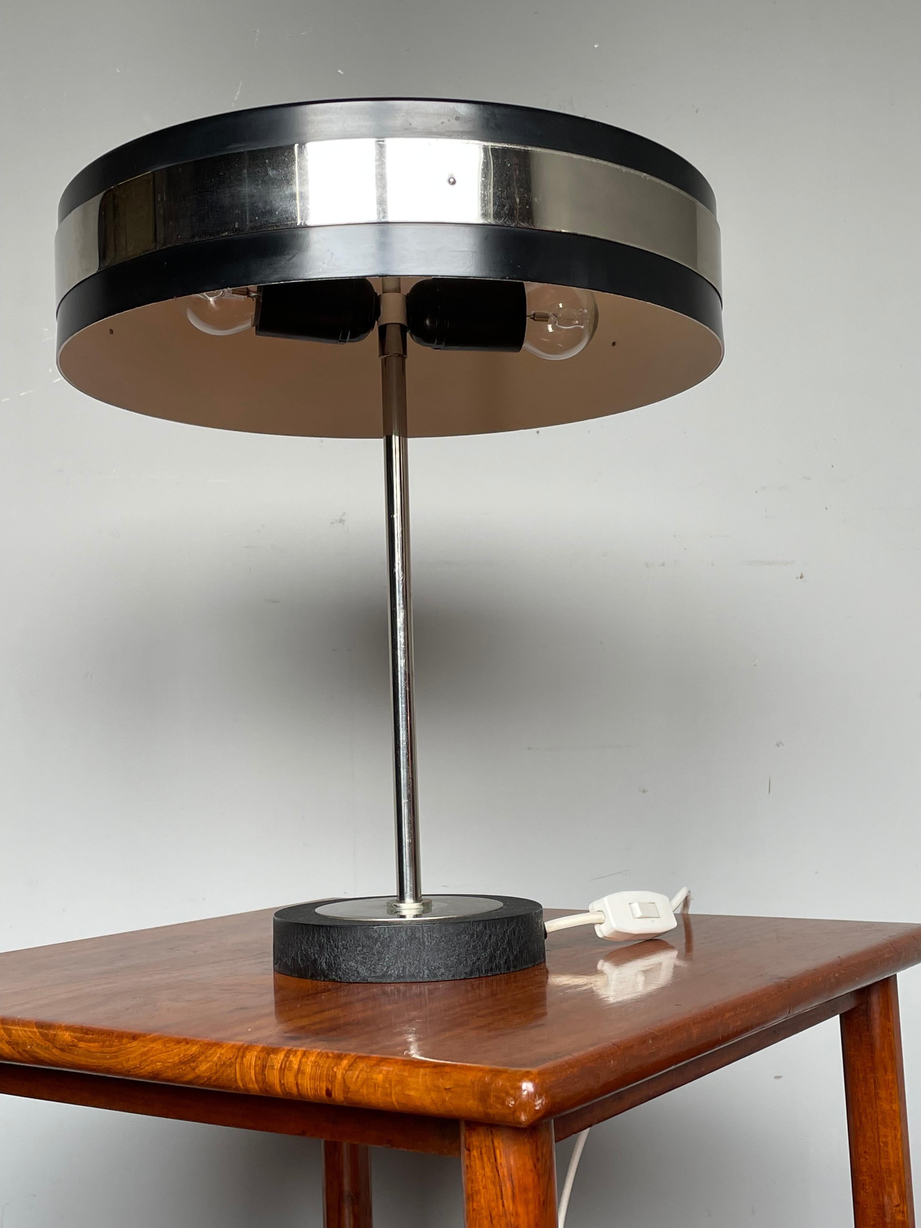 Lampe de table ou de bureau mi-siècle moderne à abat-jour circulaire en métal noirci et chrome Bon état - En vente à Lisse, NL