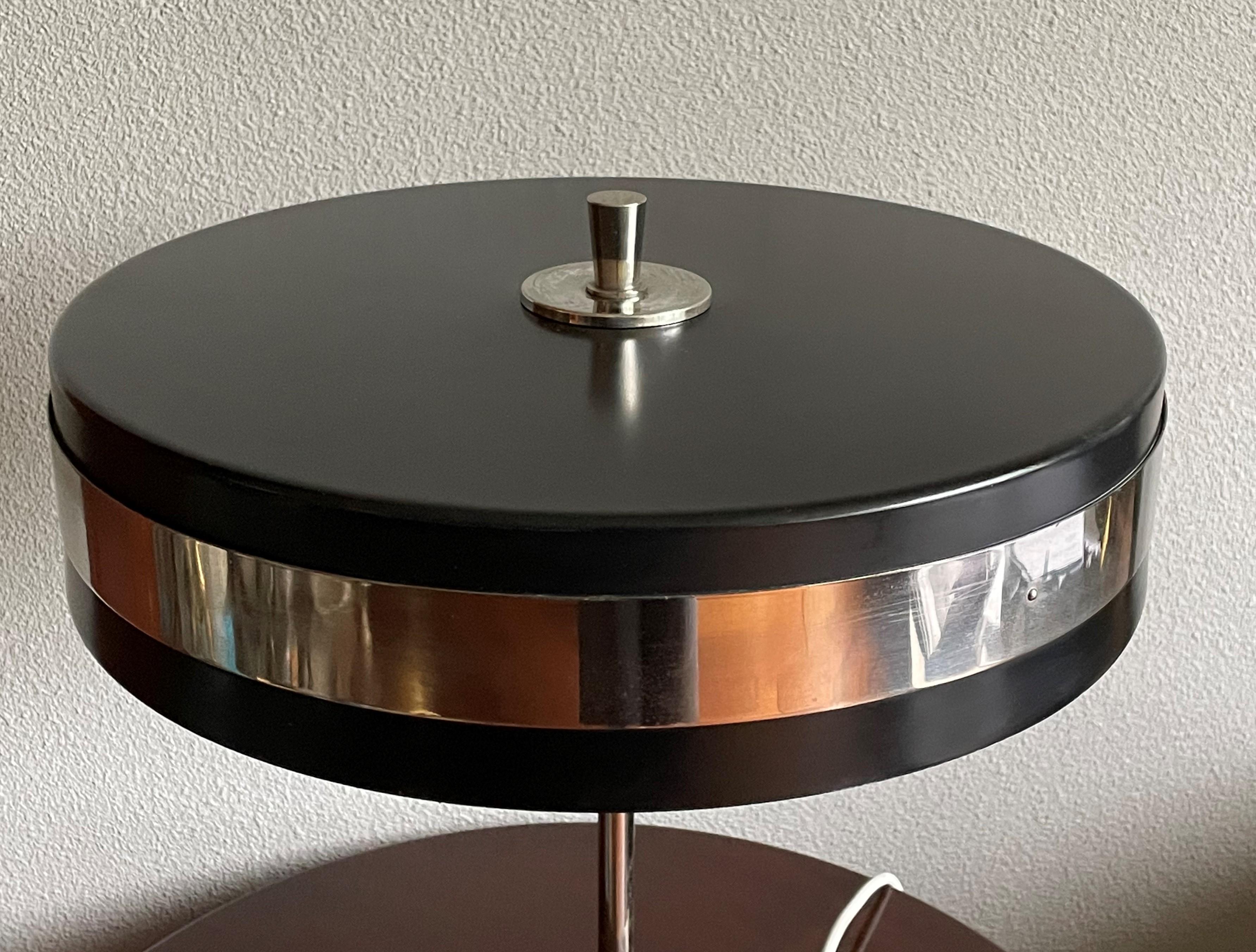 Métal Lampe de table ou de bureau mi-siècle moderne à abat-jour circulaire en métal noirci et chrome en vente