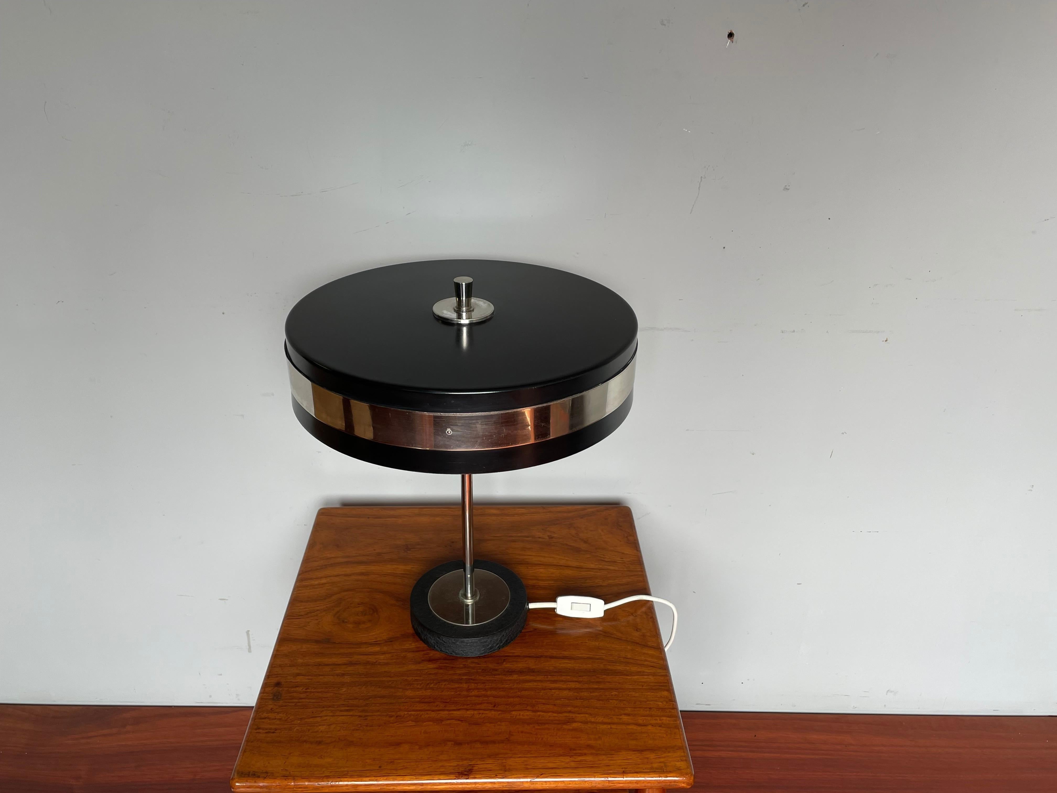 Lampe de table ou de bureau mi-siècle moderne à abat-jour circulaire en métal noirci et chrome en vente 1