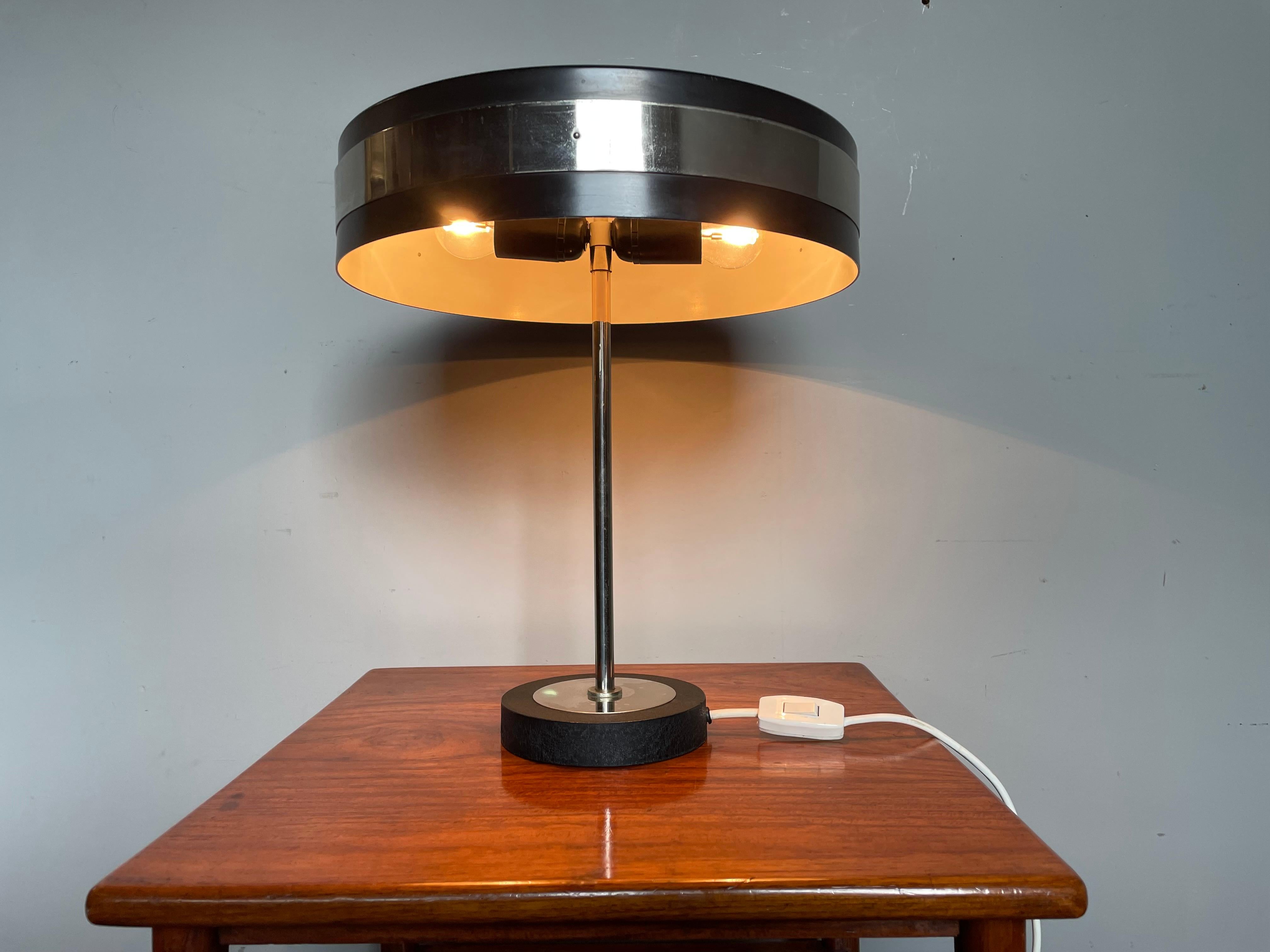 20ième siècle Lampe de table ou de bureau mi-siècle moderne à abat-jour circulaire en métal noirci et chrome en vente